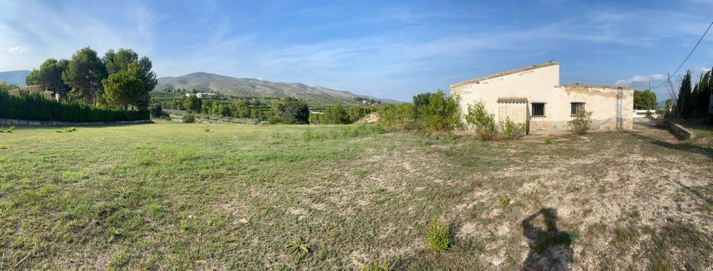 Parcela rústica de 12.528 m2 con licencia y proyecto en Ontinyent