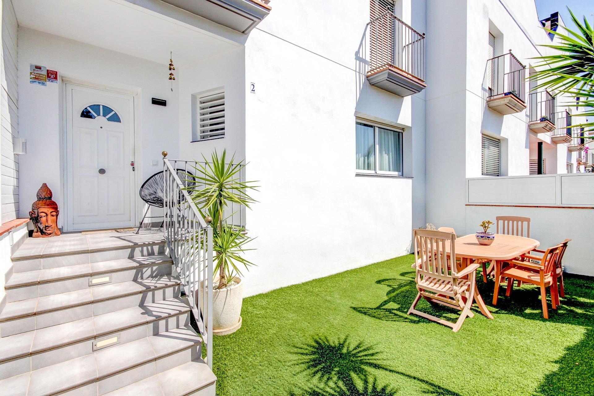 Casa adosada amueblada con terrazas, solárium, piscina comunitaria y parking en Aiguadolç, Sitges