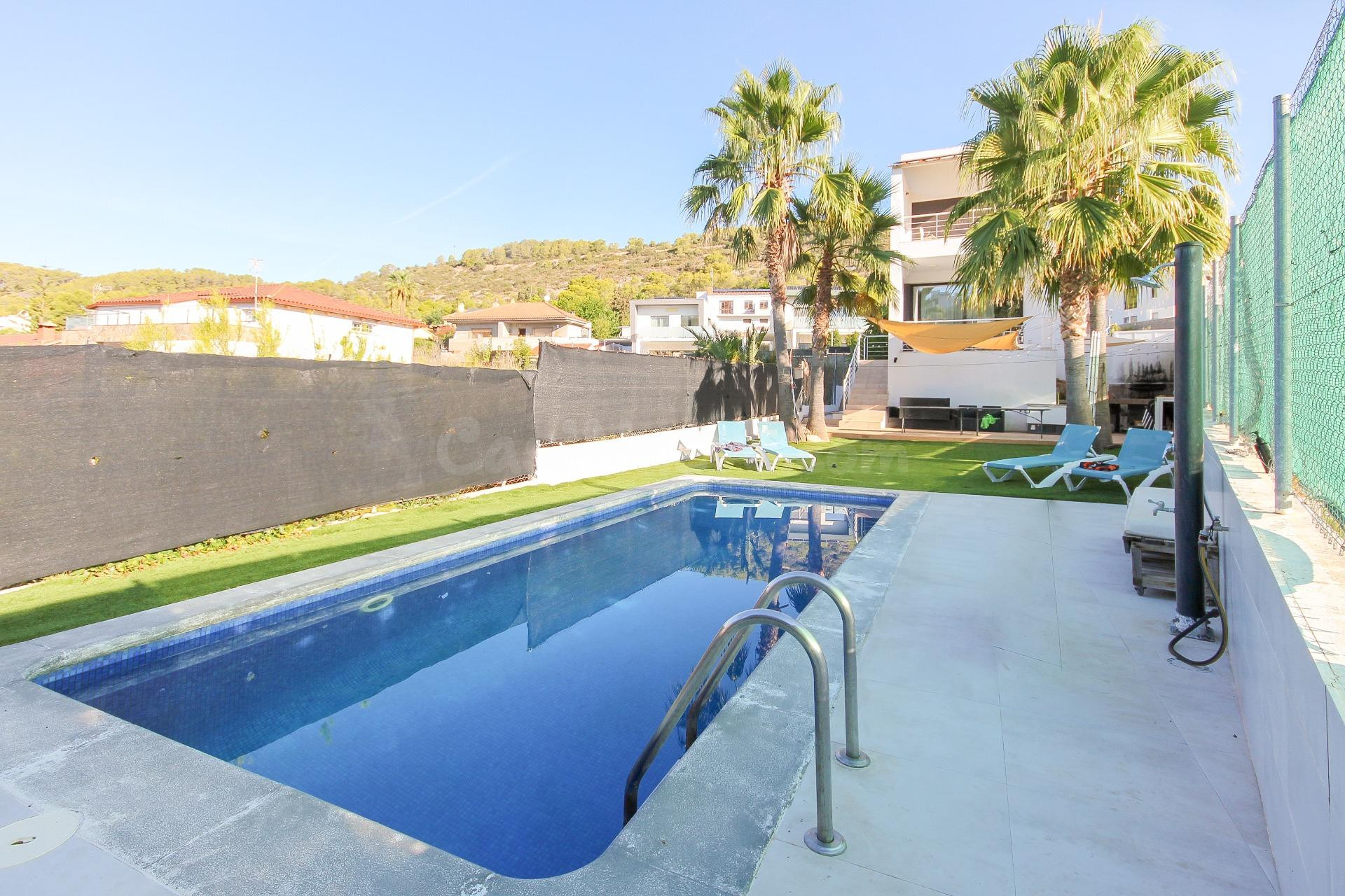 Casa independiente con piscina y amplio jardín en Mas Alba, a pocos minutos de Sitges