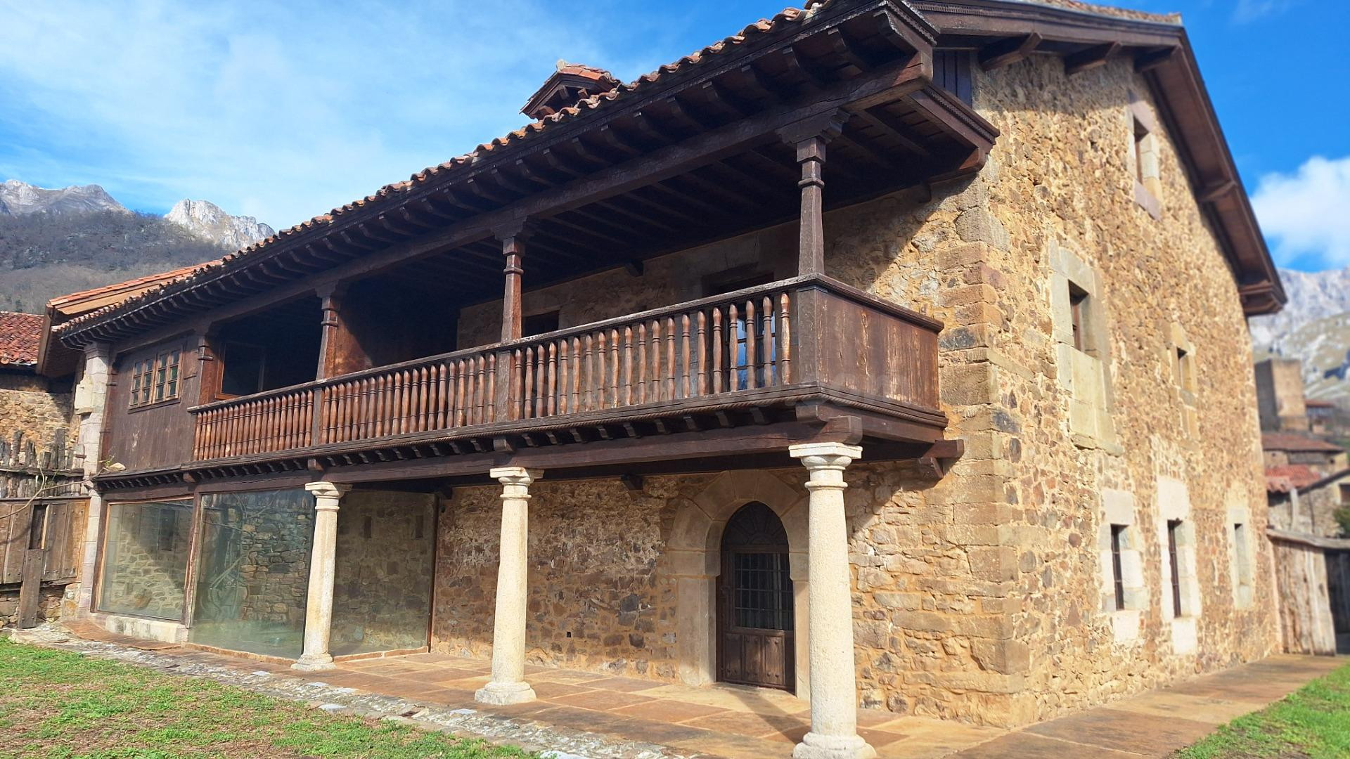 Complejo de edificaciones de piedra en Mogrovejo
