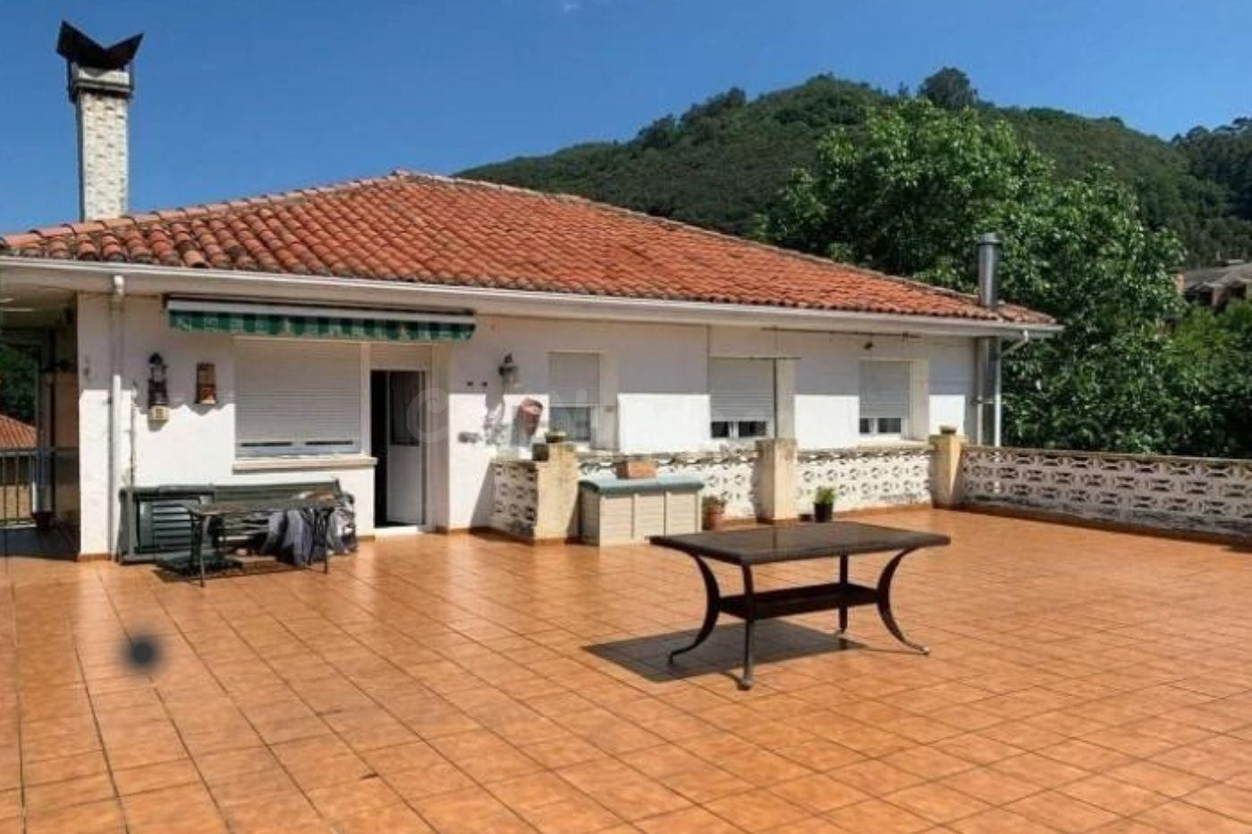 EXCLUSIVO CHALET CON GRAN PARCELA EN LIMPIAS - foto 4