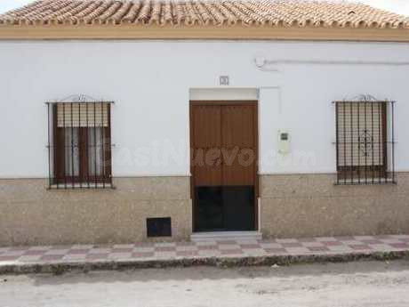 CASA CON PATIO EN PEDRERA