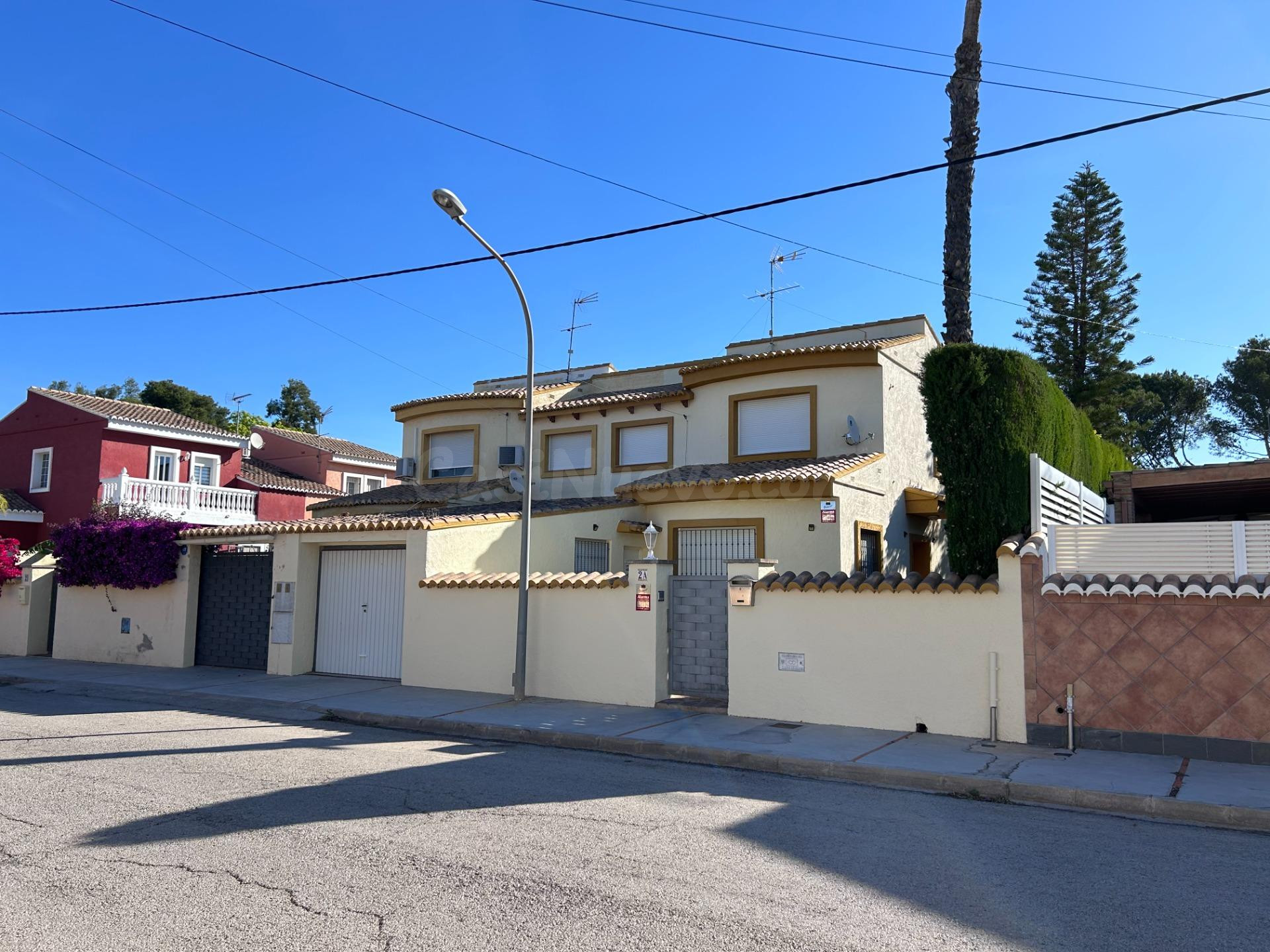 Chalet pareado con piscina (Urb Monte Colorado - La Pobla de Vallbona)