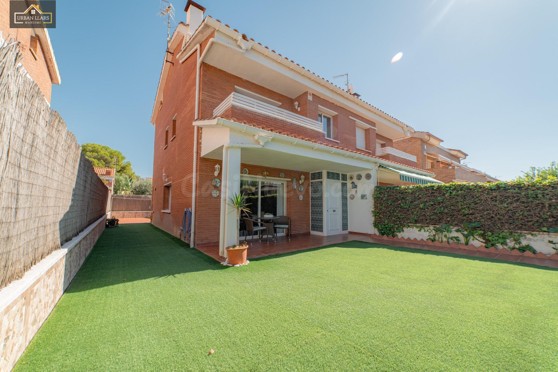 Casa a tres vientos con jardín en Sant Vicenç de Montalt