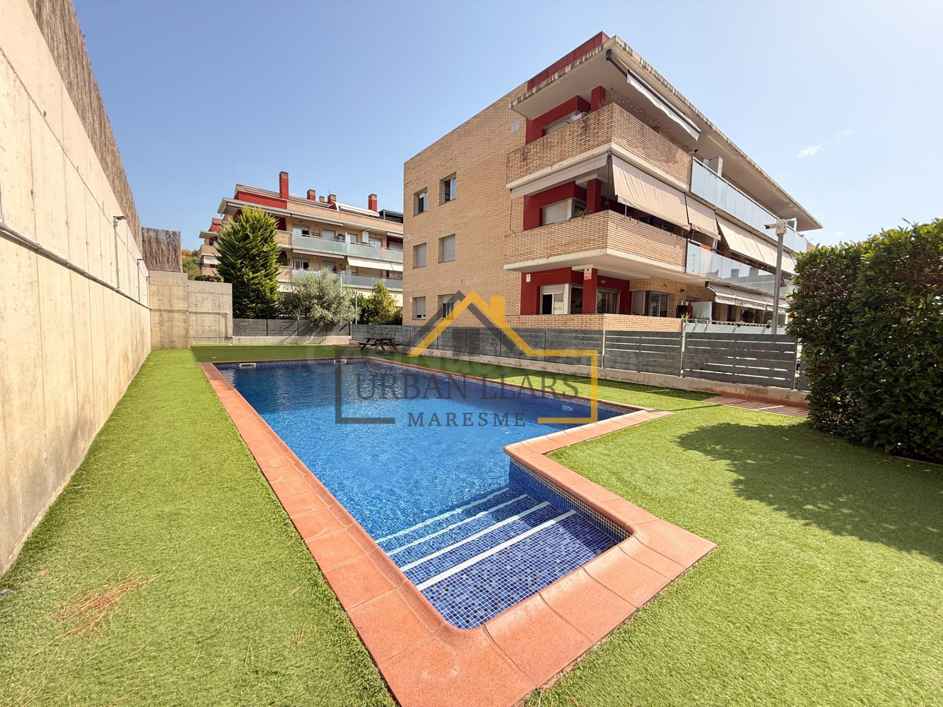 Fantástico piso en Canet, parking, trastero y zona comunitaria.