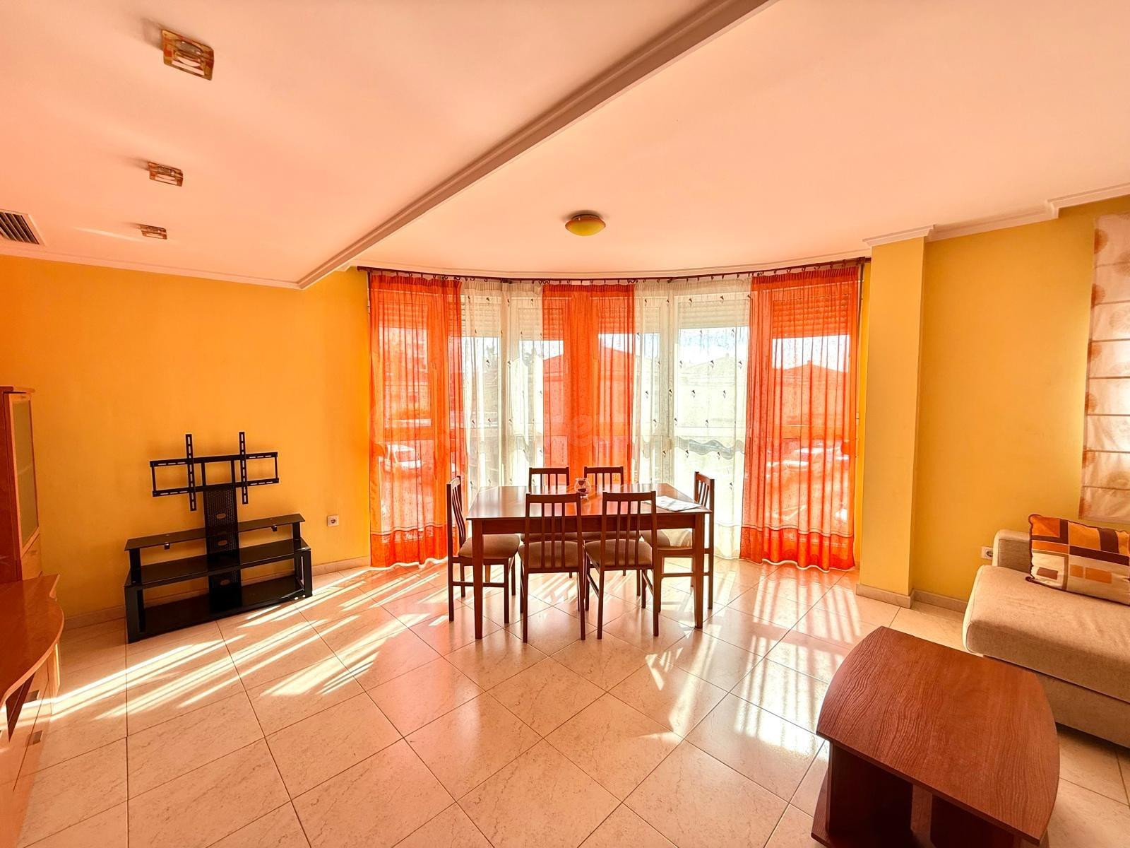 Espectacular adosado esquinero con garaje doble y terraza! - foto 3