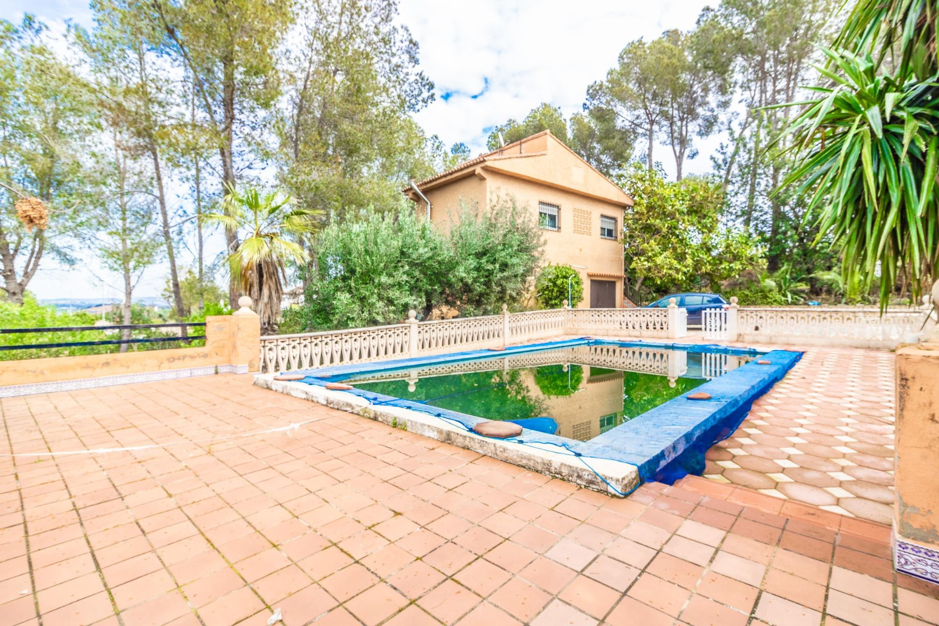 Magnífico chalet esquinero con piscina y vistas panorámicas en San Cristóbal – Alberic