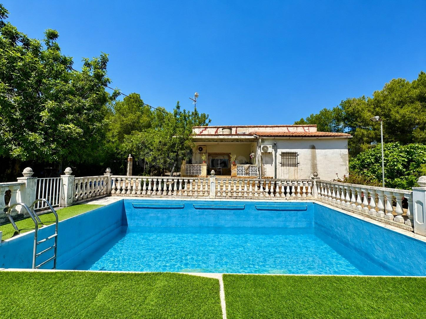 Chalet rústico con piscina y luz eléctrica en Carlet