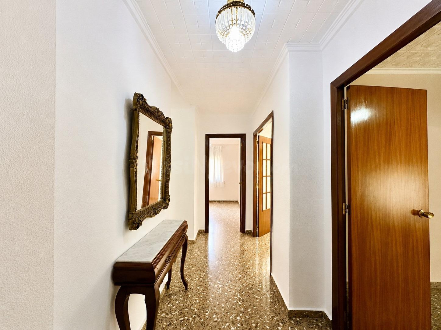 Amplio piso con ascensor, terraza y garaje en una de las mej - foto 3