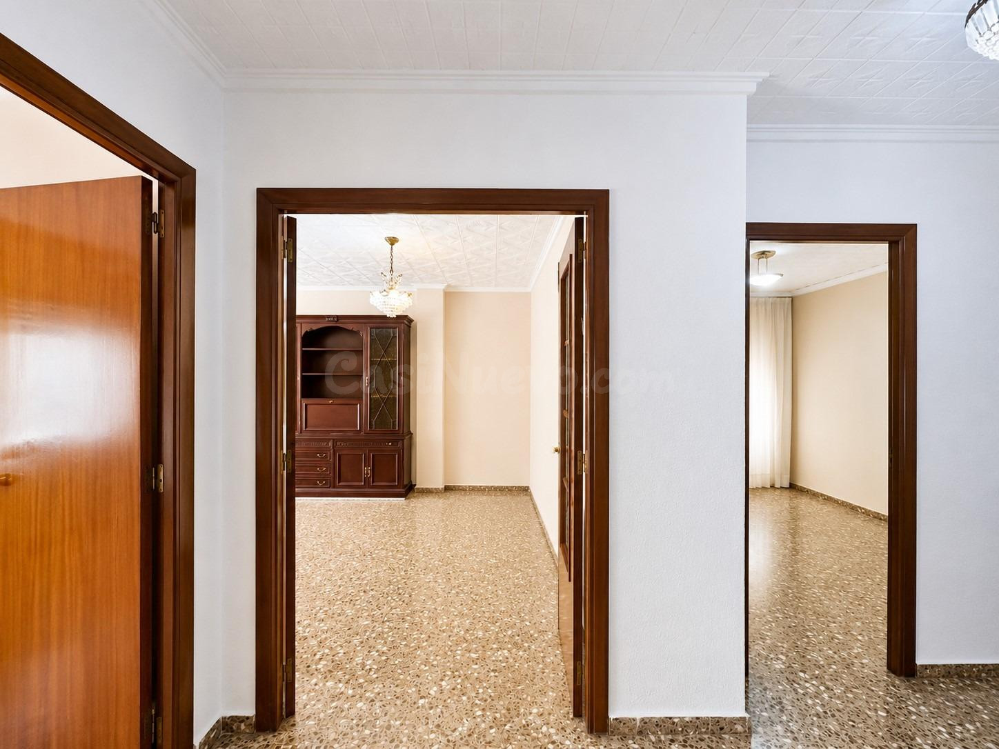 Amplio piso con ascensor, terraza y garaje en una de las mej - foto 5