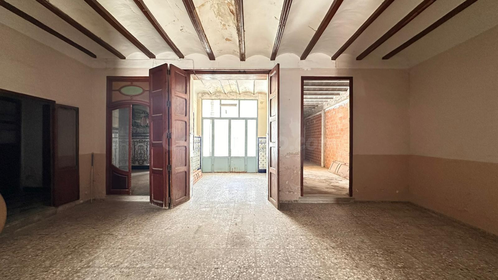 Dos casas unidas, infinitas posibilidades en el corazón de L'Alcúdia
