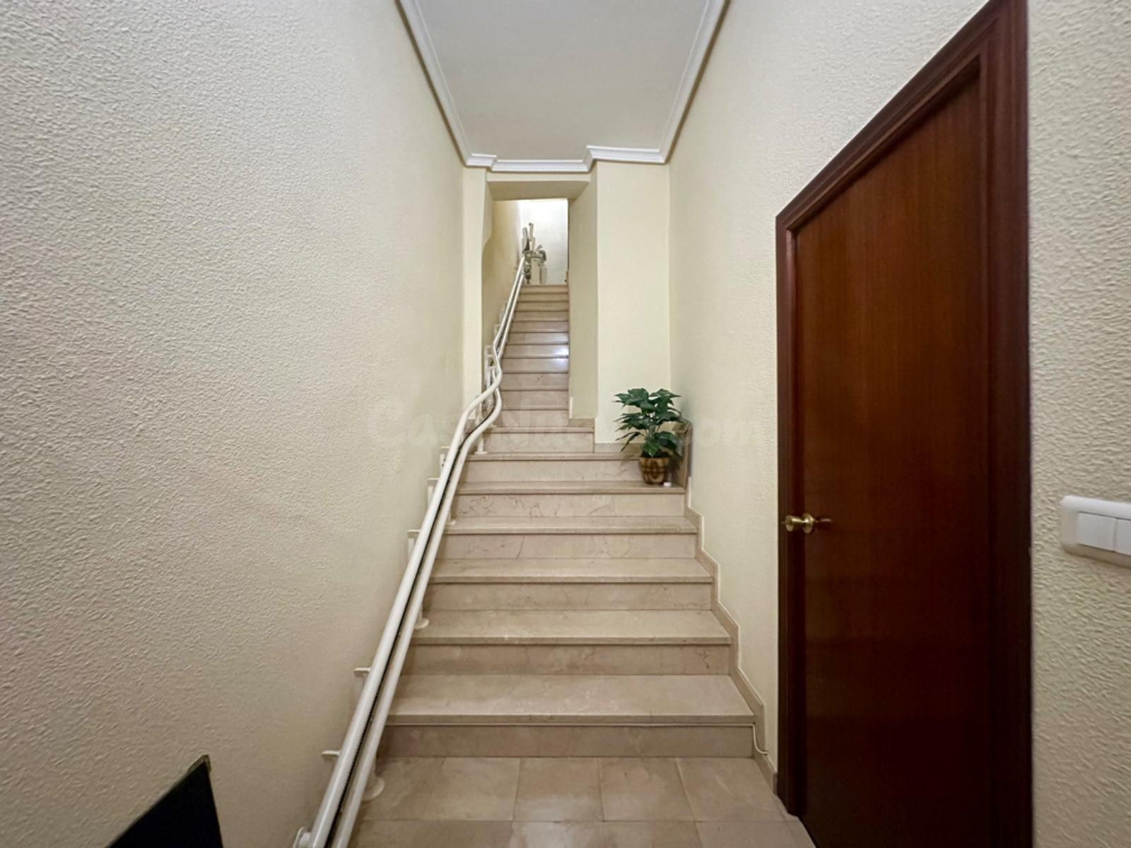 Casa con gran garaje, terraza y múltiples posibilidades en G - foto 2