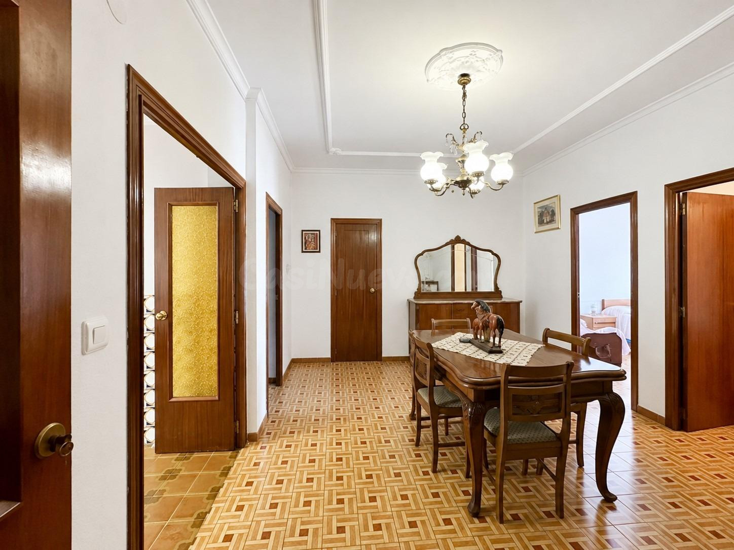 Casa con gran garaje, terraza y múltiples posibilidades en G - foto 3