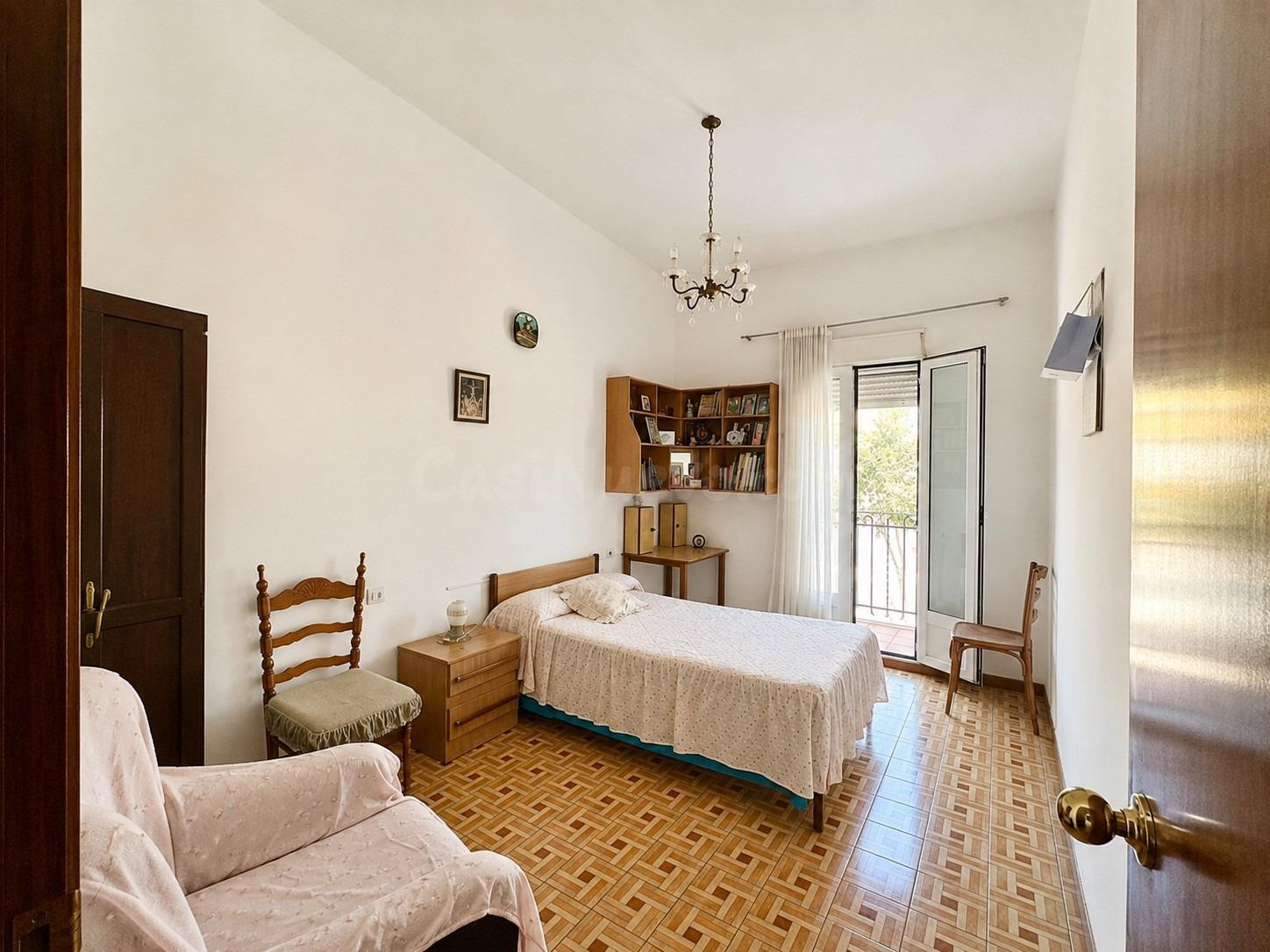 Casa con gran garaje, terraza y múltiples posibilidades en G - foto 4