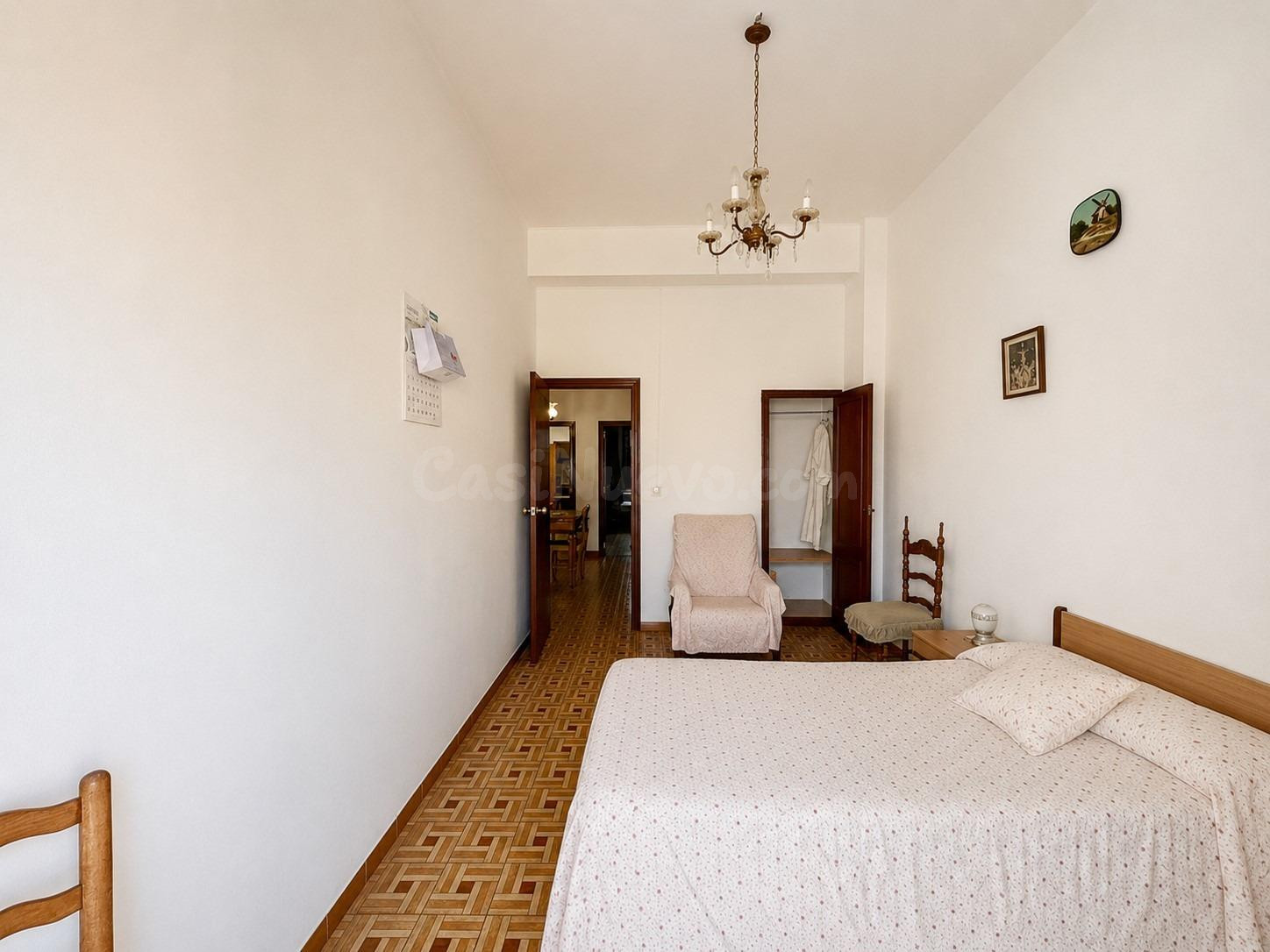 Casa con gran garaje, terraza y múltiples posibilidades en G - foto 5