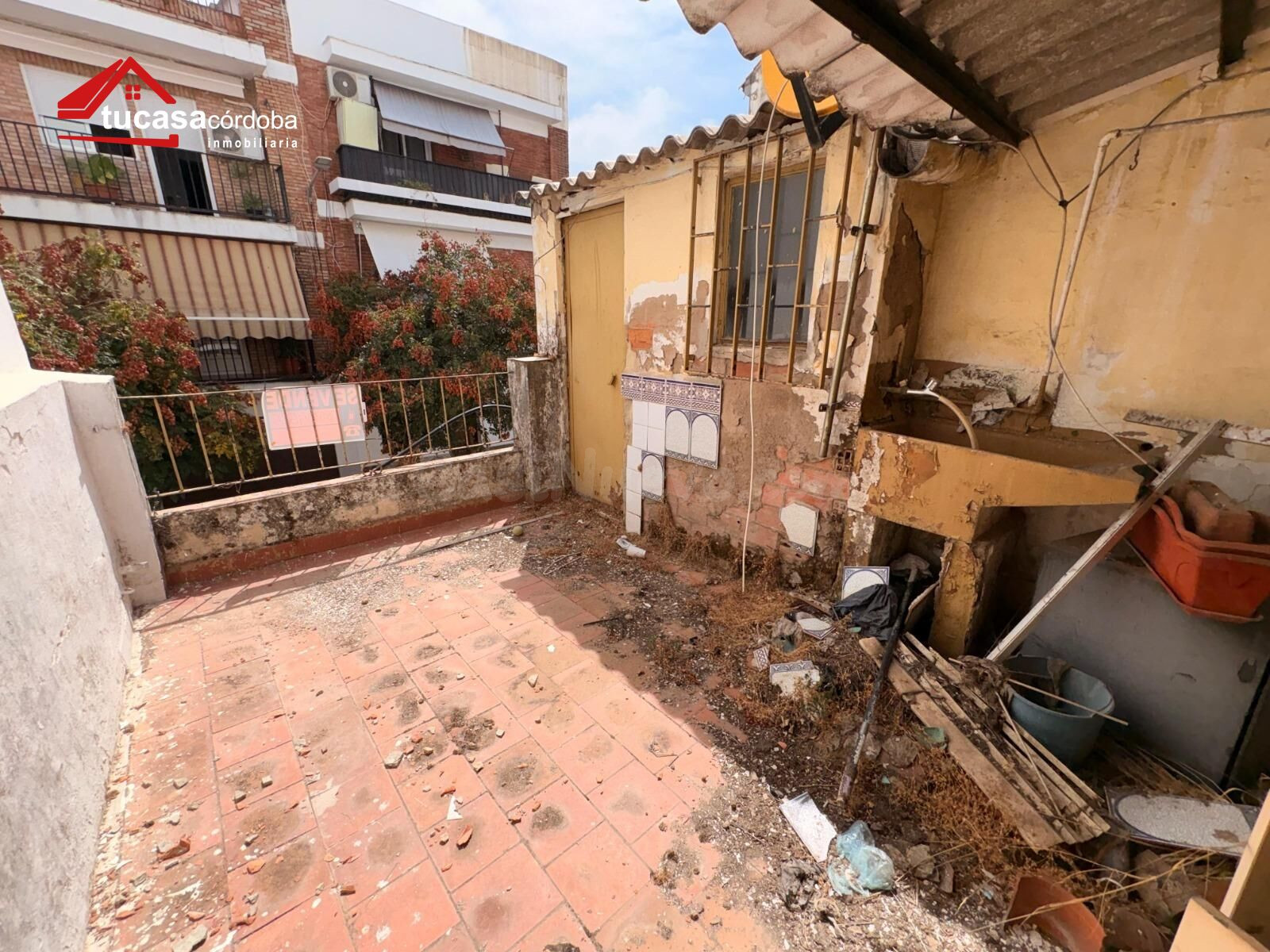 CASA DE 71 m2 PARA REFORMA INTEGRAL EN EL BARRIO DEL NARANJO | 4 DORMITORIOS, 2 BAÑOS, TERRAZA Y ORIENTACIÓN SURESTE | ¡DALE FORMA A TU HOGAR A MEDIDA!