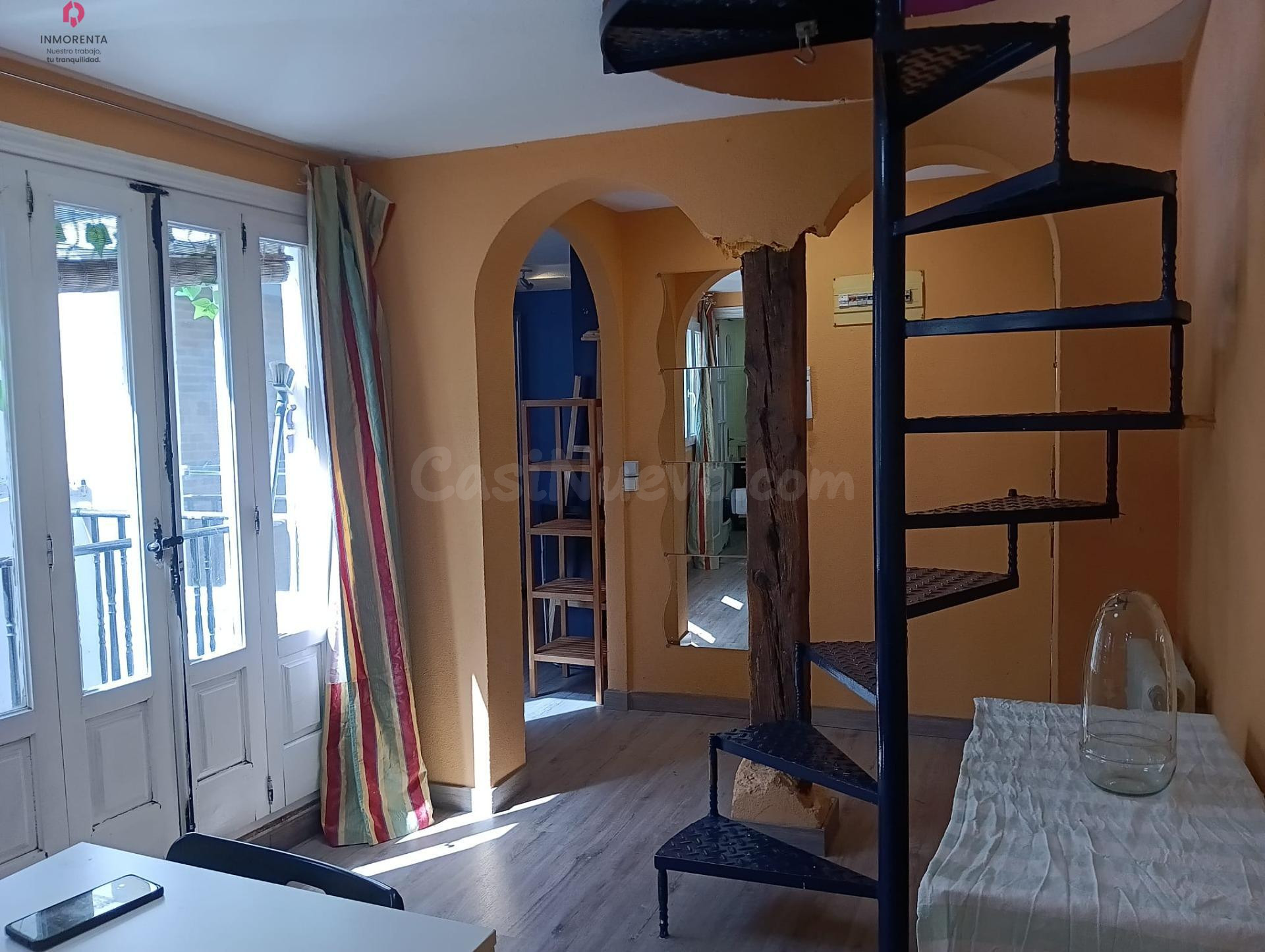 Apartamento Ático Abuhardillado con Altillo y Luz Natural en Embajadores - Lavapiés