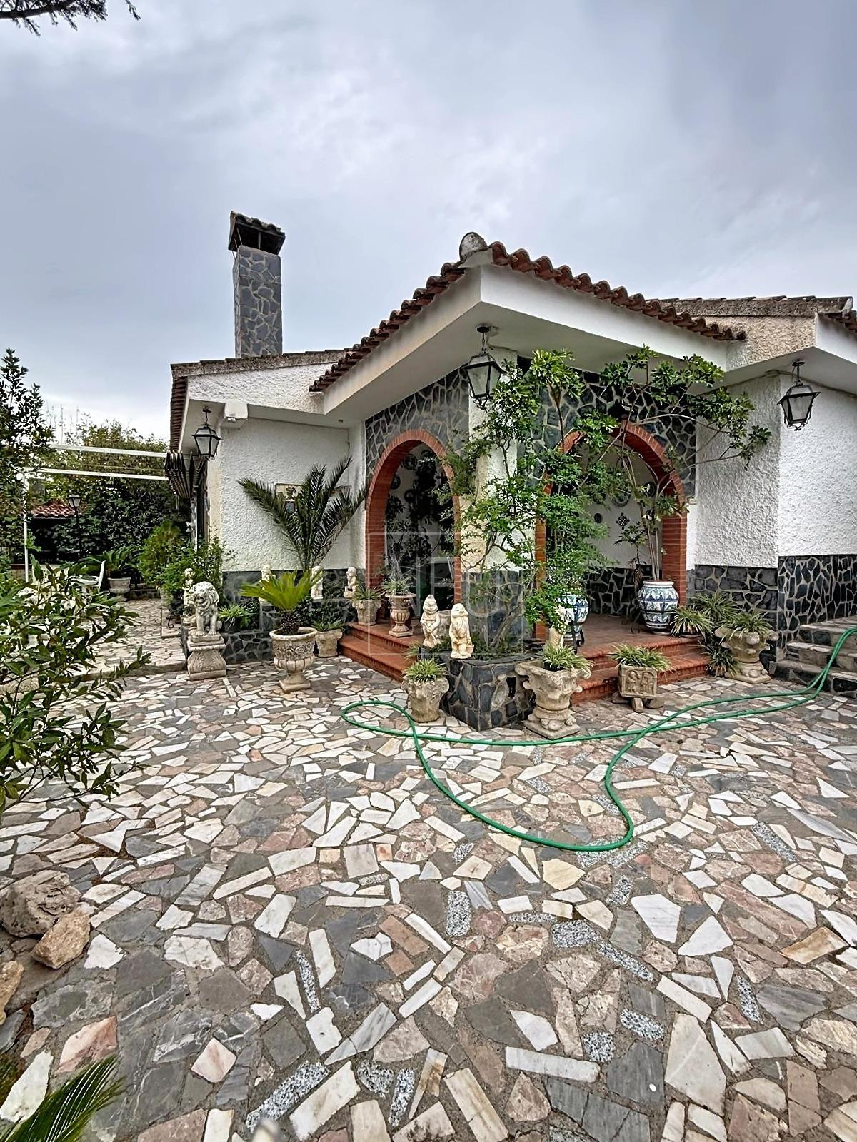 CHALET INDEPENDIENTE EN URB SUSPIRO DEL MORO, OTURA