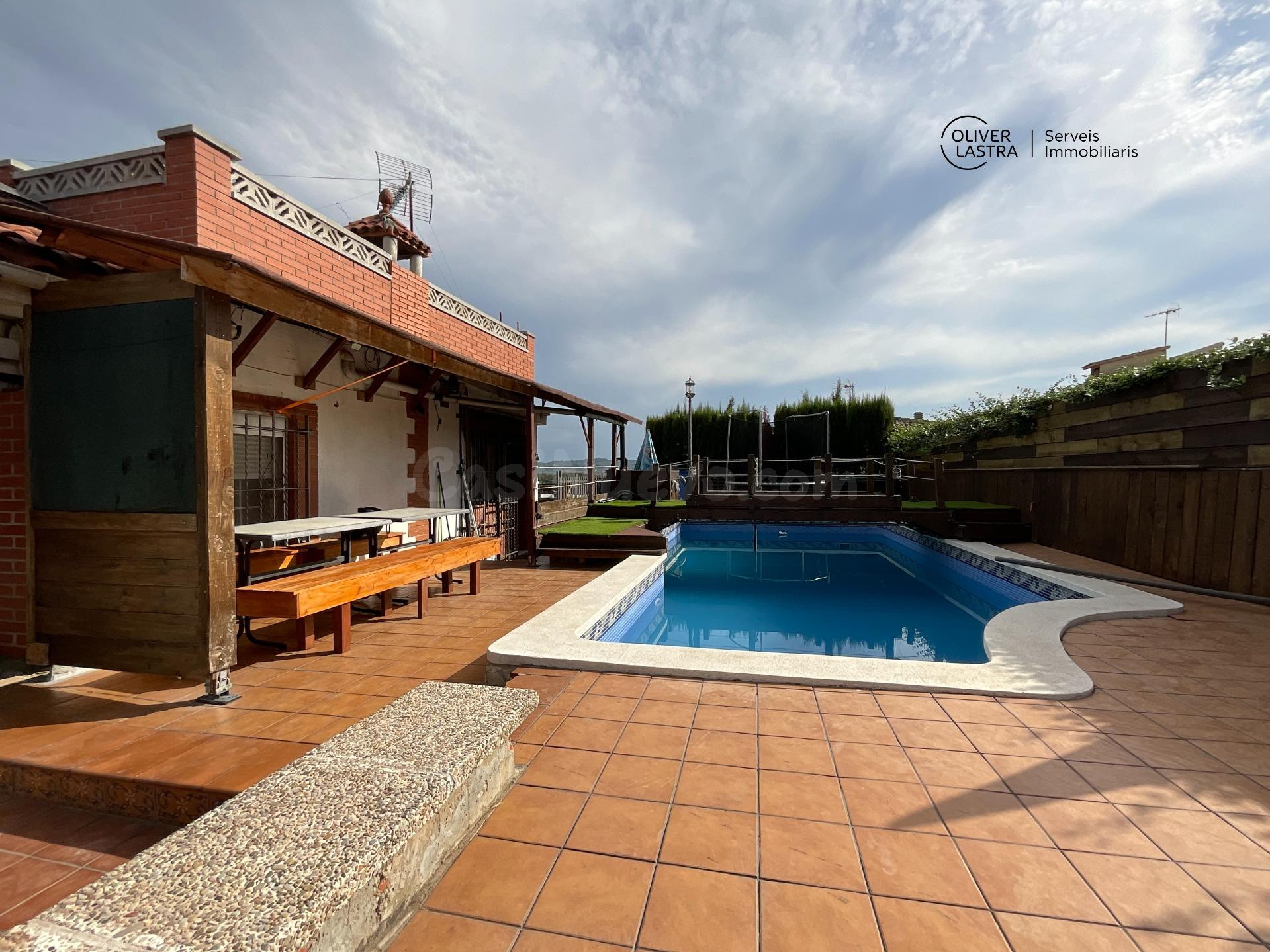 Casa a cuatro vientos con piscina, garaje y un mundo de posibilidades!!