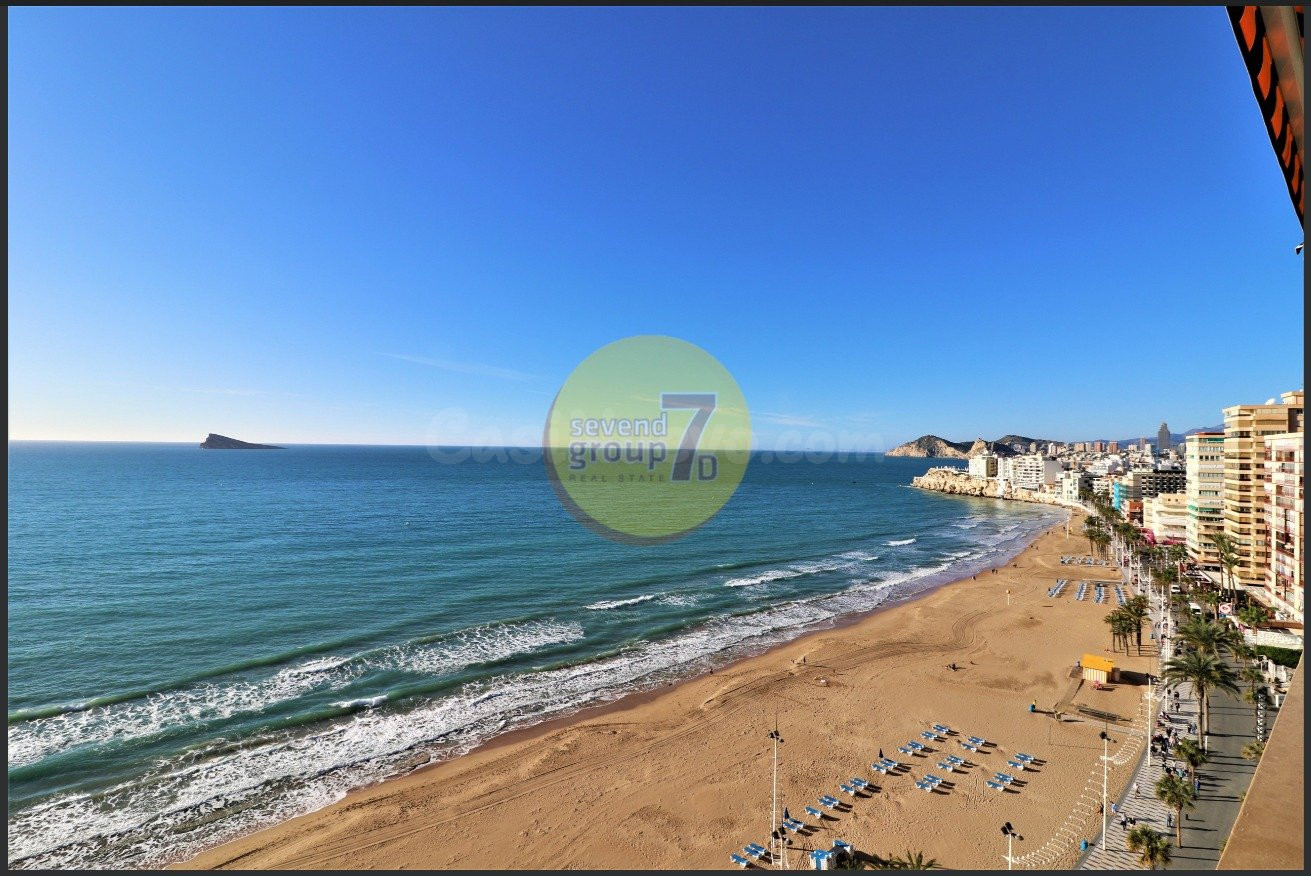 SE VENDE APARTAMENTO CON 4 DORMITORIOS EN PRIMERA LINEA DE PLAYA LEVANTE, BENIDORM!