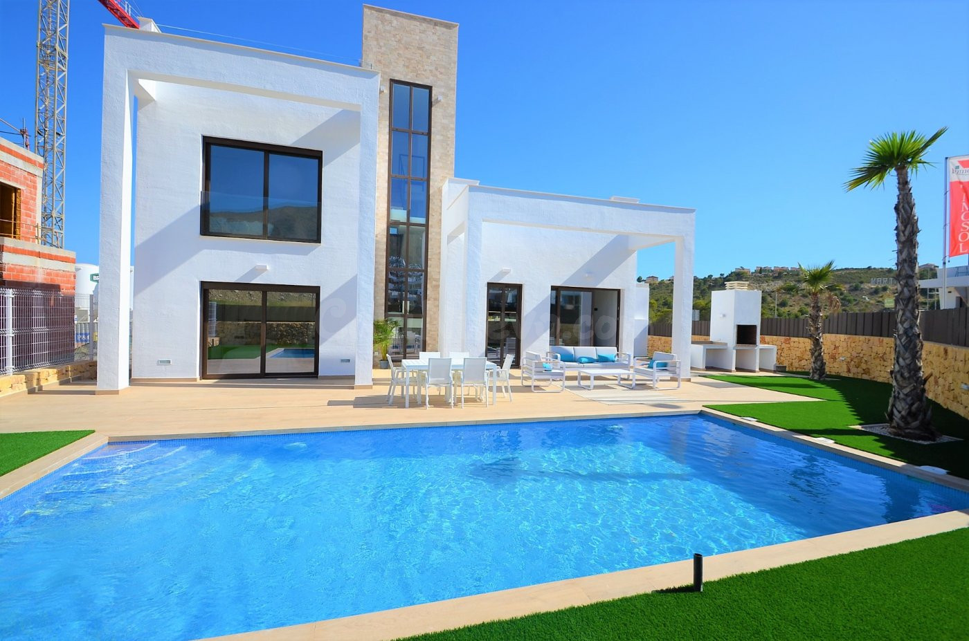 SE VENDE VILLA DE LUJO CON 3 DORMITORIOS Y PISCINA PROPIA EN FINESTRAT! SEVENDGROUP.COM!