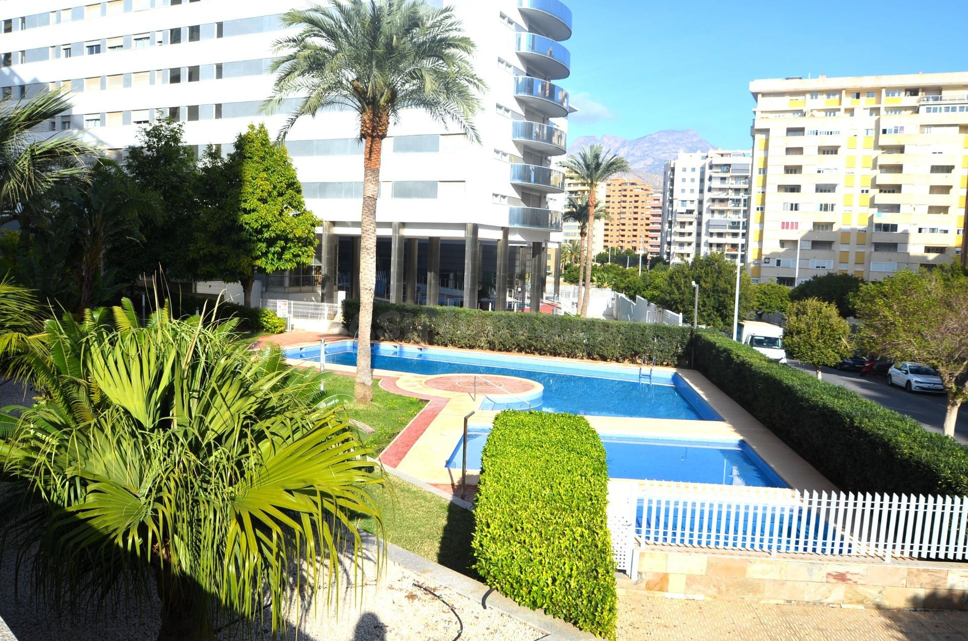 SE VENDE PLANTA BAJA EN LA CALA VILLAJOYOSA CON 2 DORMITORIOS Y TERRAZA DE 57 M2!