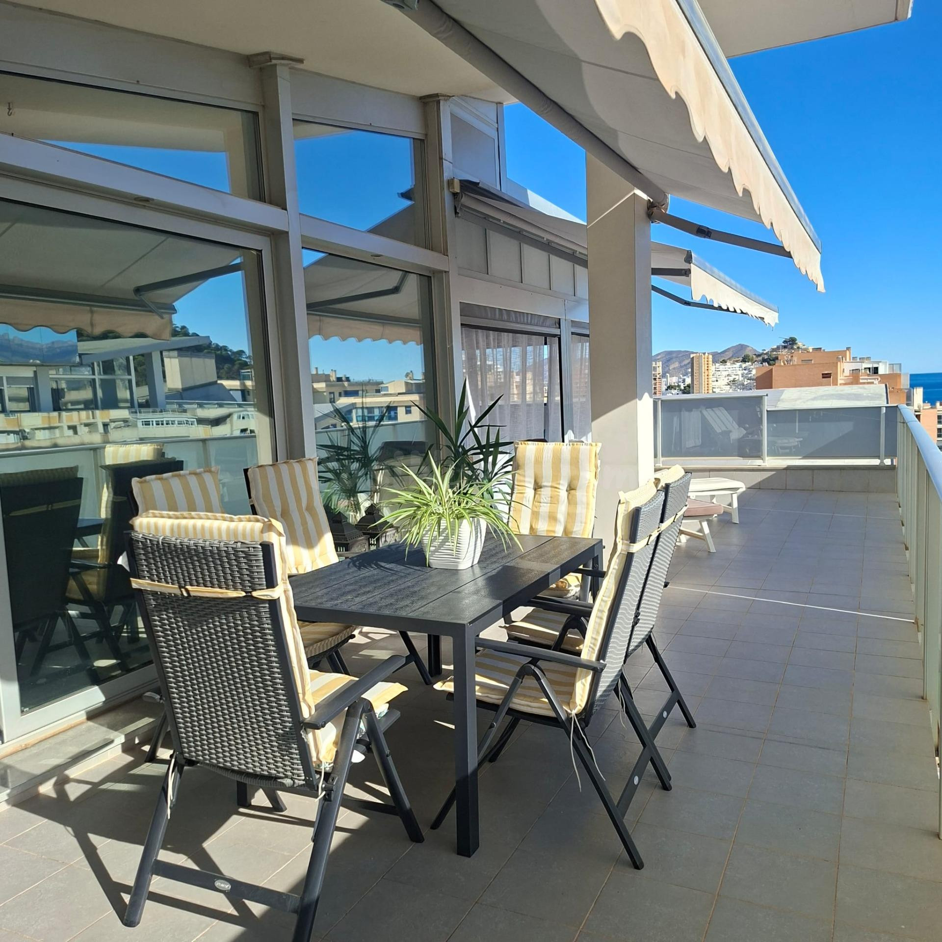 SE VENDE ÁTICO DE TRES DORMITORIOS EN VILLAJOYOSA SEVENDGROUP