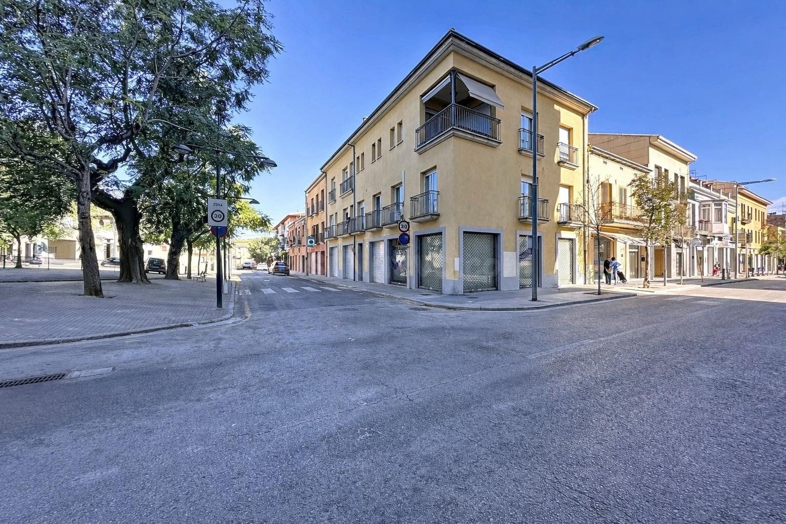 Edificio en venta en Salt (Girona) – 617 m2 con local comerc - foto 2