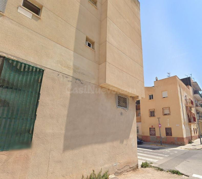 Se vende piso OKUPA en Calle Dos 51 de Tarragona (Tarragona) - foto 2
