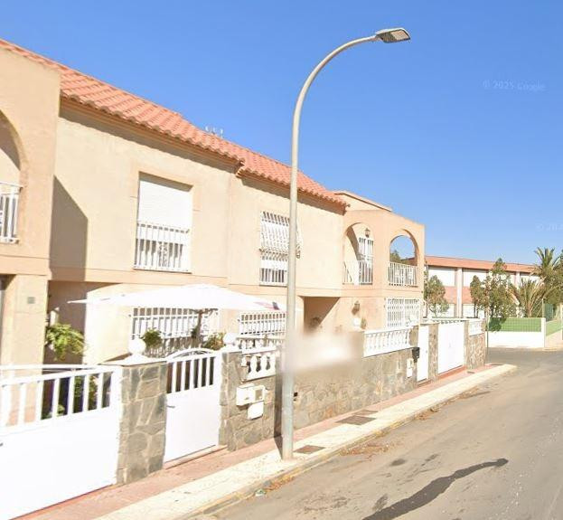 Se vende casa OKUPADA en  C/ VILANOVA I LA GELTRU Nº 3 BJ ROQUETAS Roquetas de Mar (Almería)