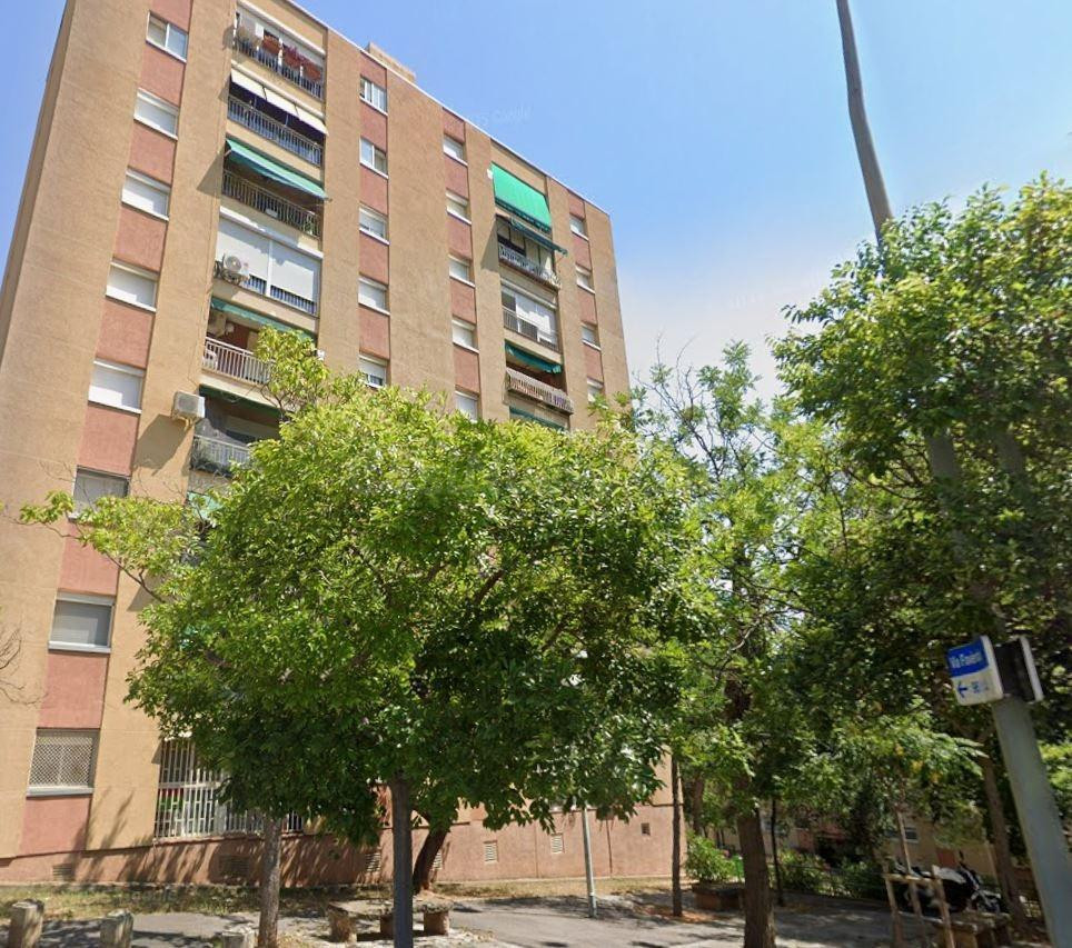 Se vende piso OKUPADO en Calle Via Favencia Nº 128 Barcelona (Barcelona)