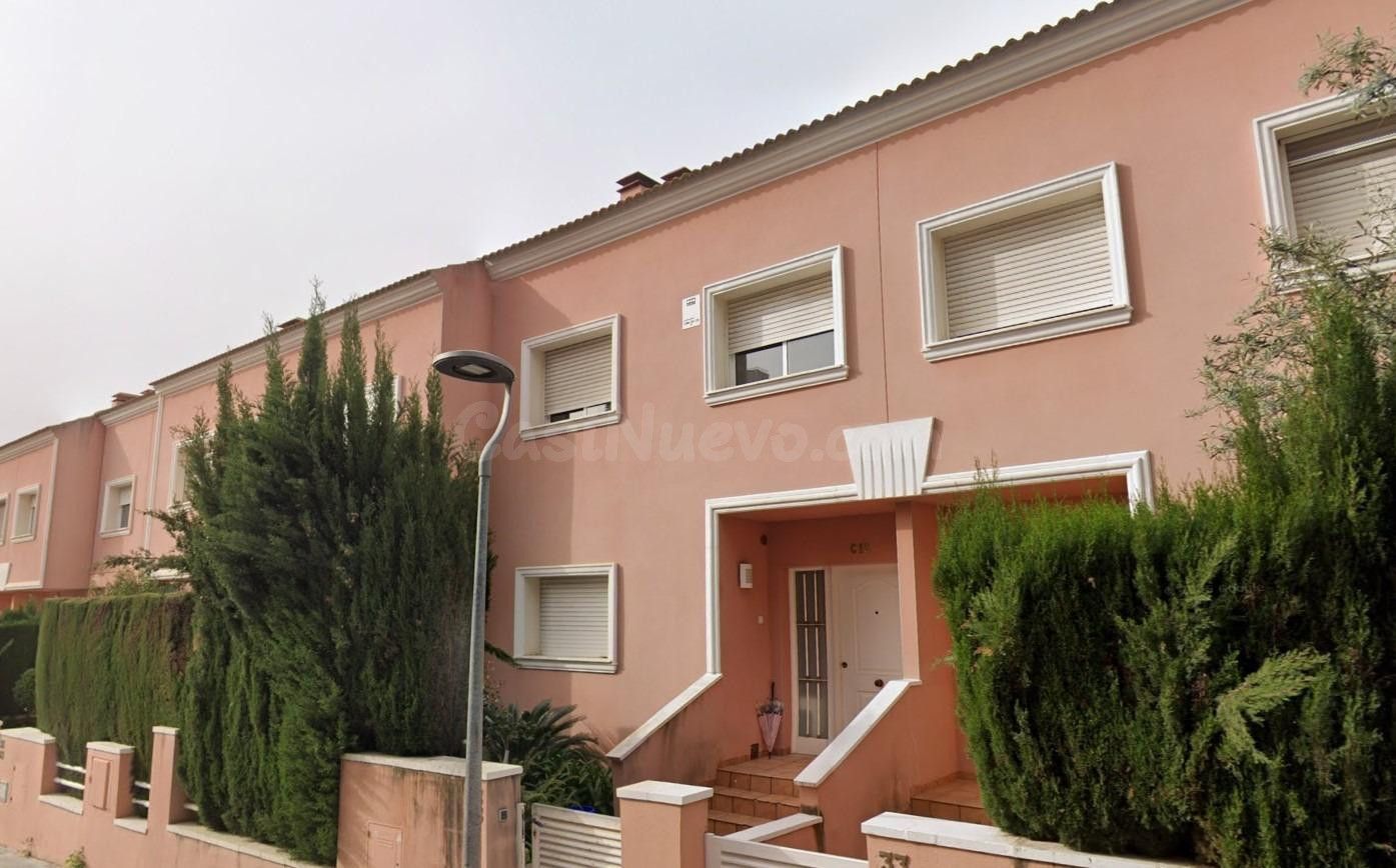 Venta de Casa Adosada OKUPADA en Calle La Garrotxa Nº 33 Ven