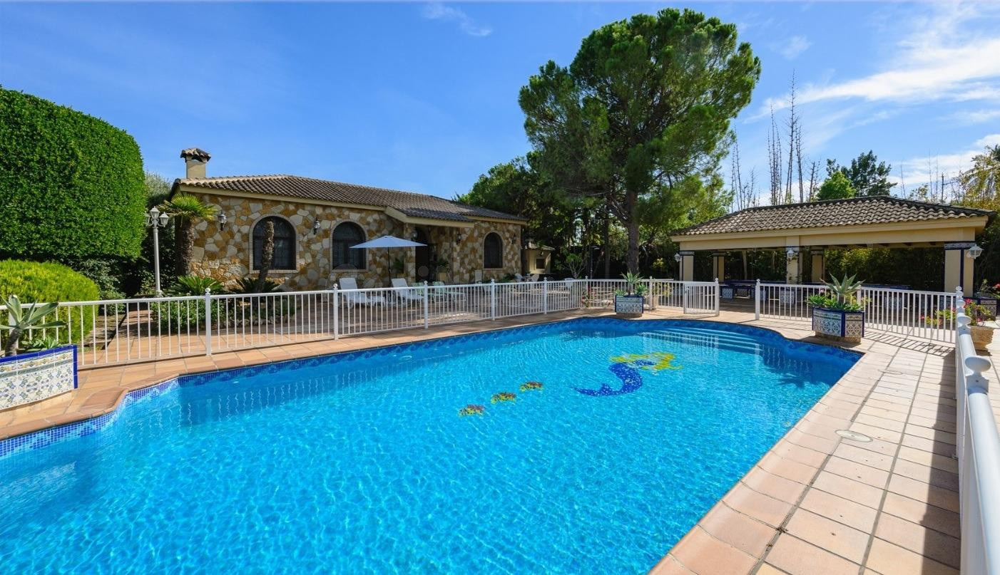 Chalet con piscina a 3 minutos de Elche, zona Alzabares Alto.
