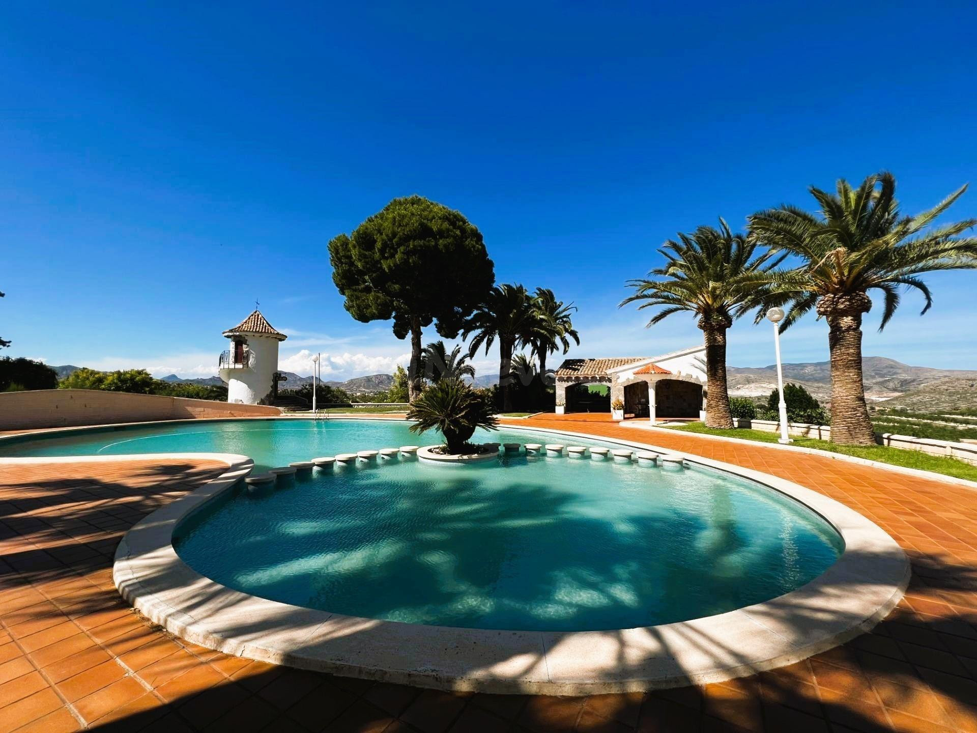 Espectacular finca estilo mediterránea a la venta.