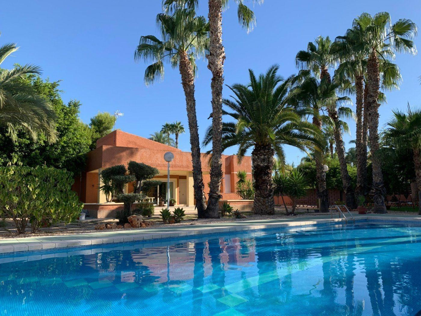 Chalet urbano con piscina en Elche, zona Matola.