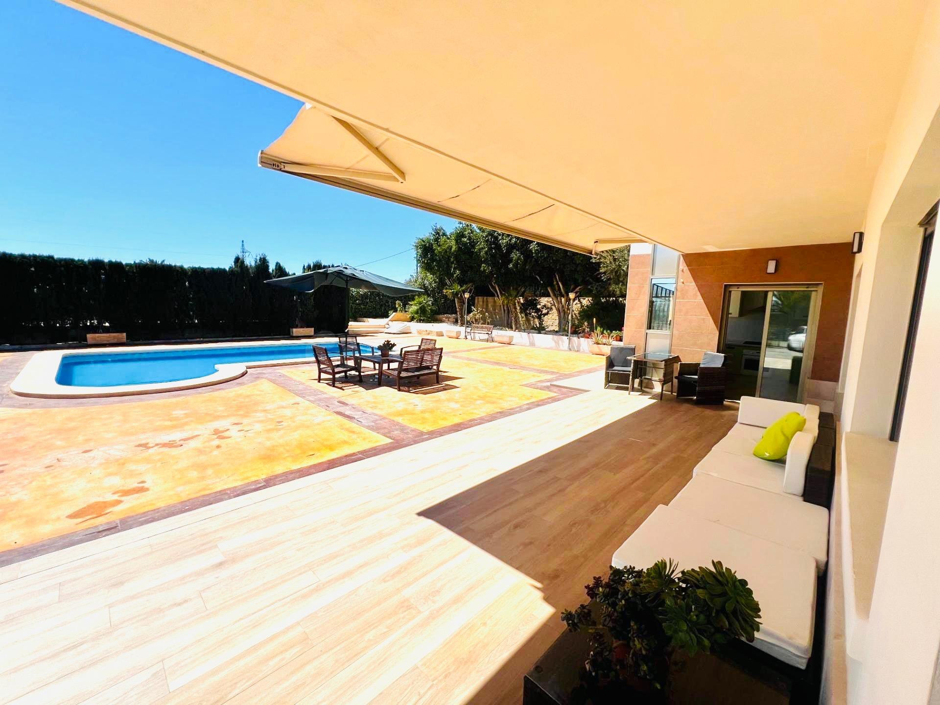 Chalet urbano con piscina y pista de padel en Elche, zona Bonavista.