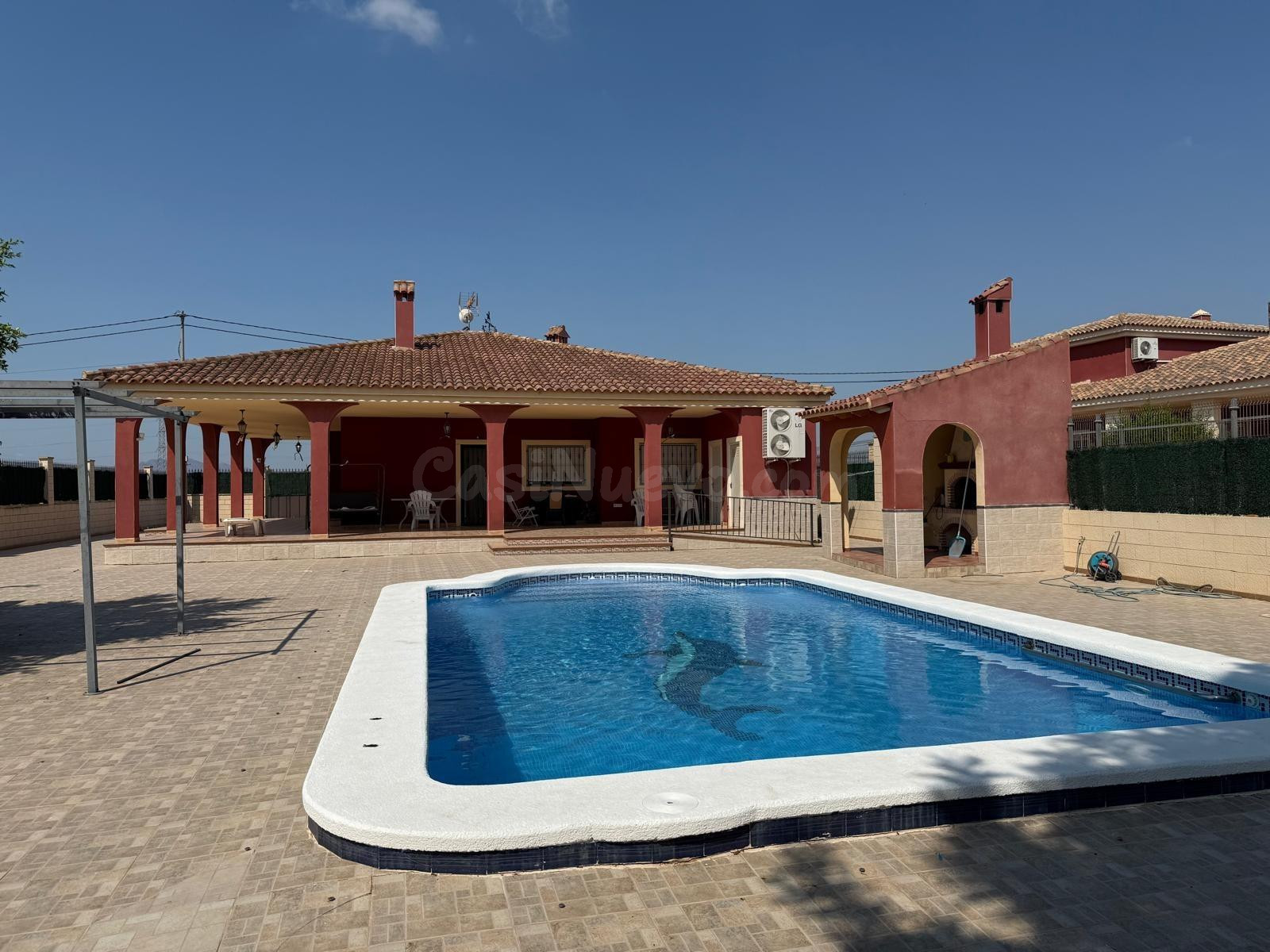 Chalet en venta con piscina y 17.000m2 de terreno en producción