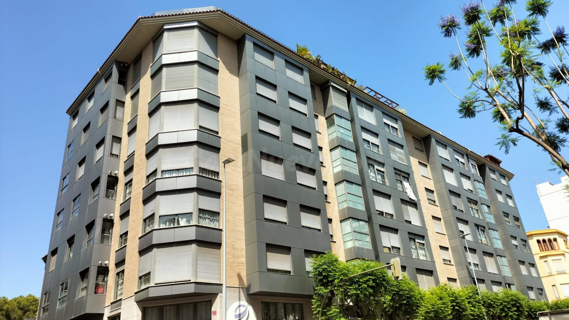 Alquilo Local comercial en planta baja céntrica con fachada 