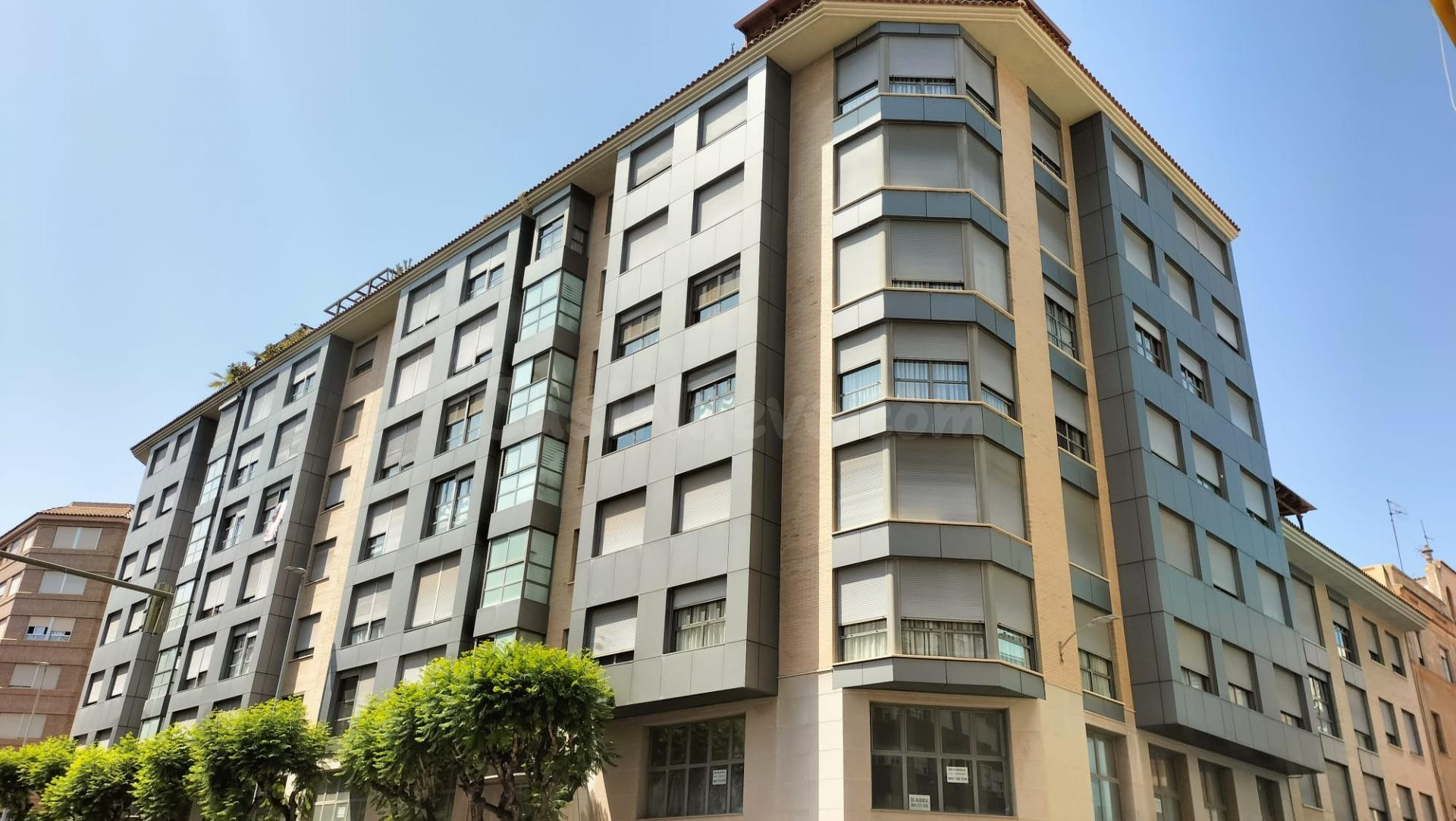 Alquilo Local comercial en planta baja céntrica con fachada  - foto 2