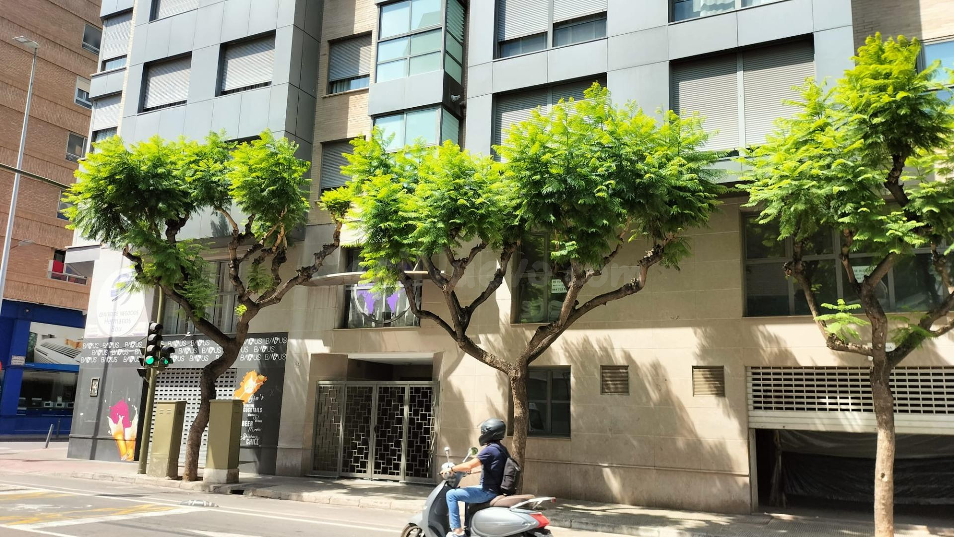 Alquilo Local comercial en planta baja céntrica con fachada  - foto 4