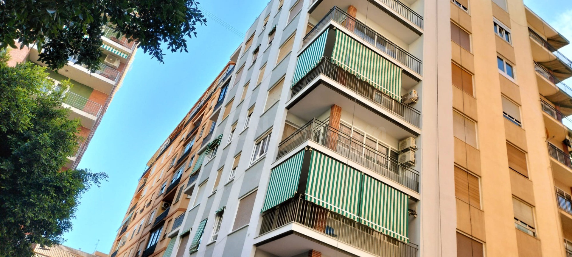 SE VENDE EN EXCLUSIVA "Amplia vivienda de 162 m2, con terraza bañada por luz natural y situada en una de las zonas más cómodas y tranquilas del centro de la ciudad."