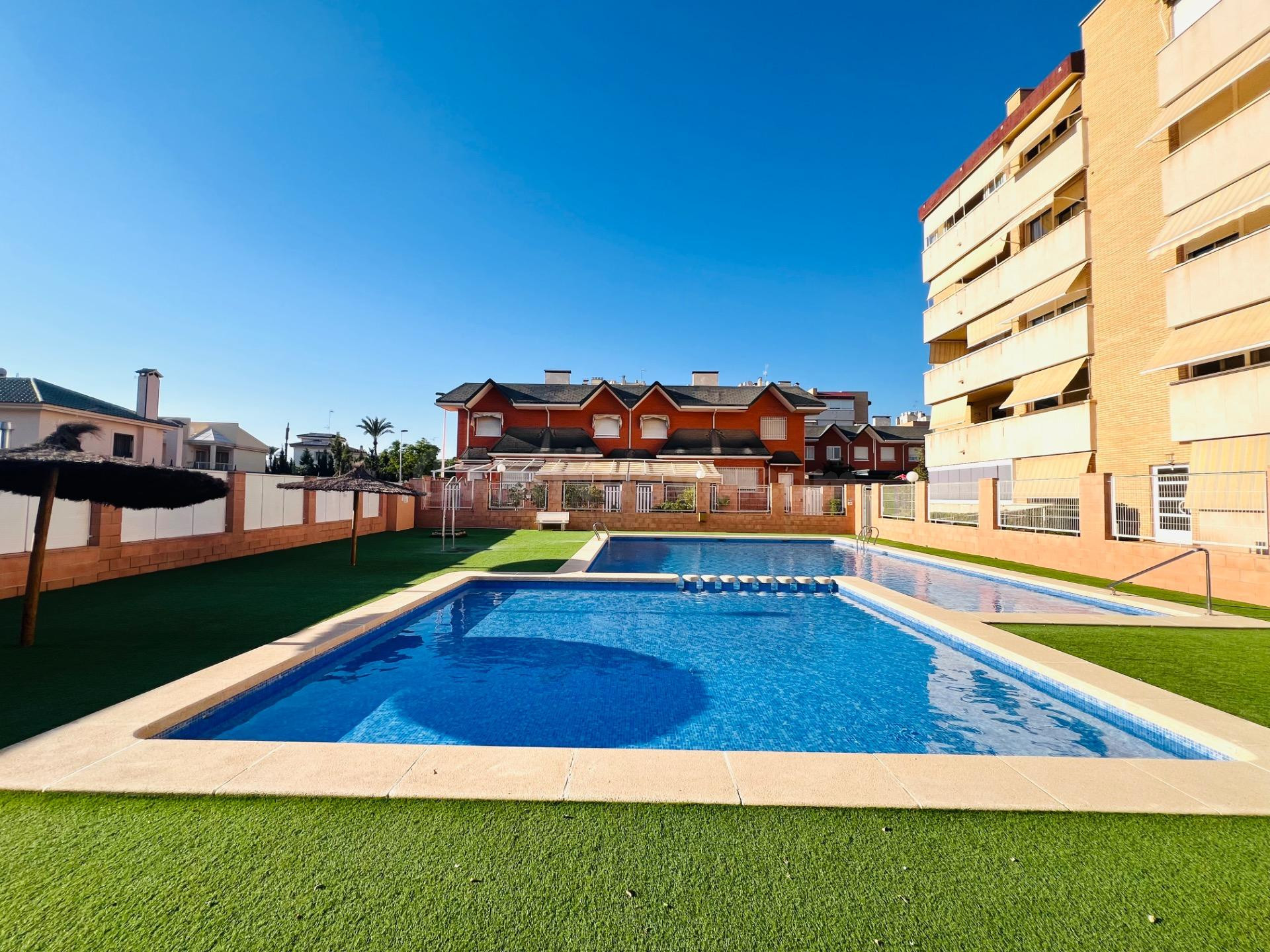 Adosado con piscina en Elche, zona Ciudad Jardin.