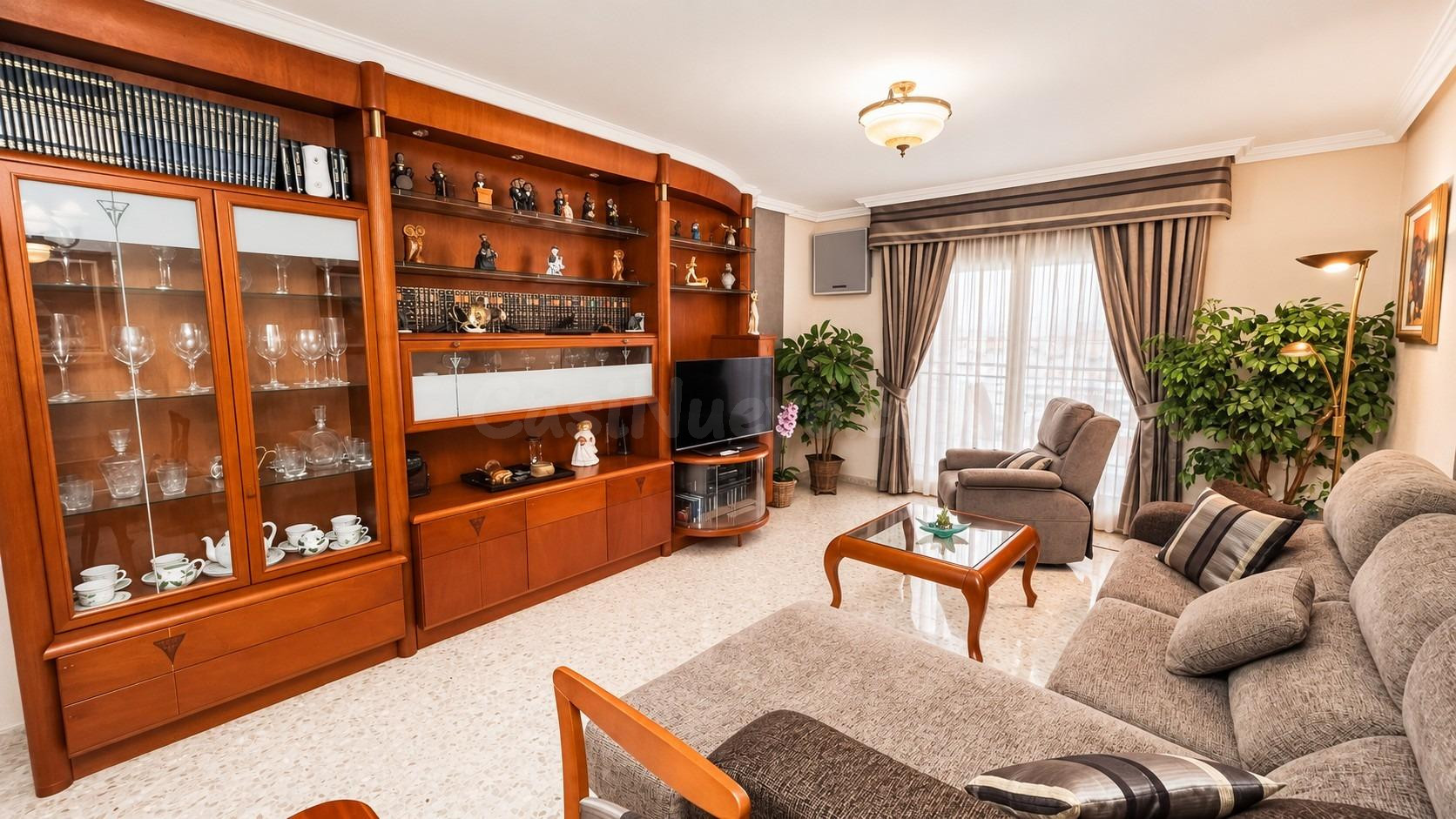 Amplio piso de 4 dormitorios con terraza, garaje y trastero junto a Parque Oeste