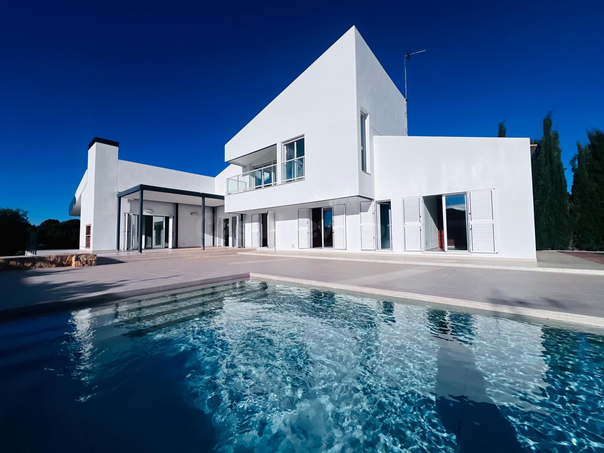 Chalet moderno con piscina en Alenda Golf