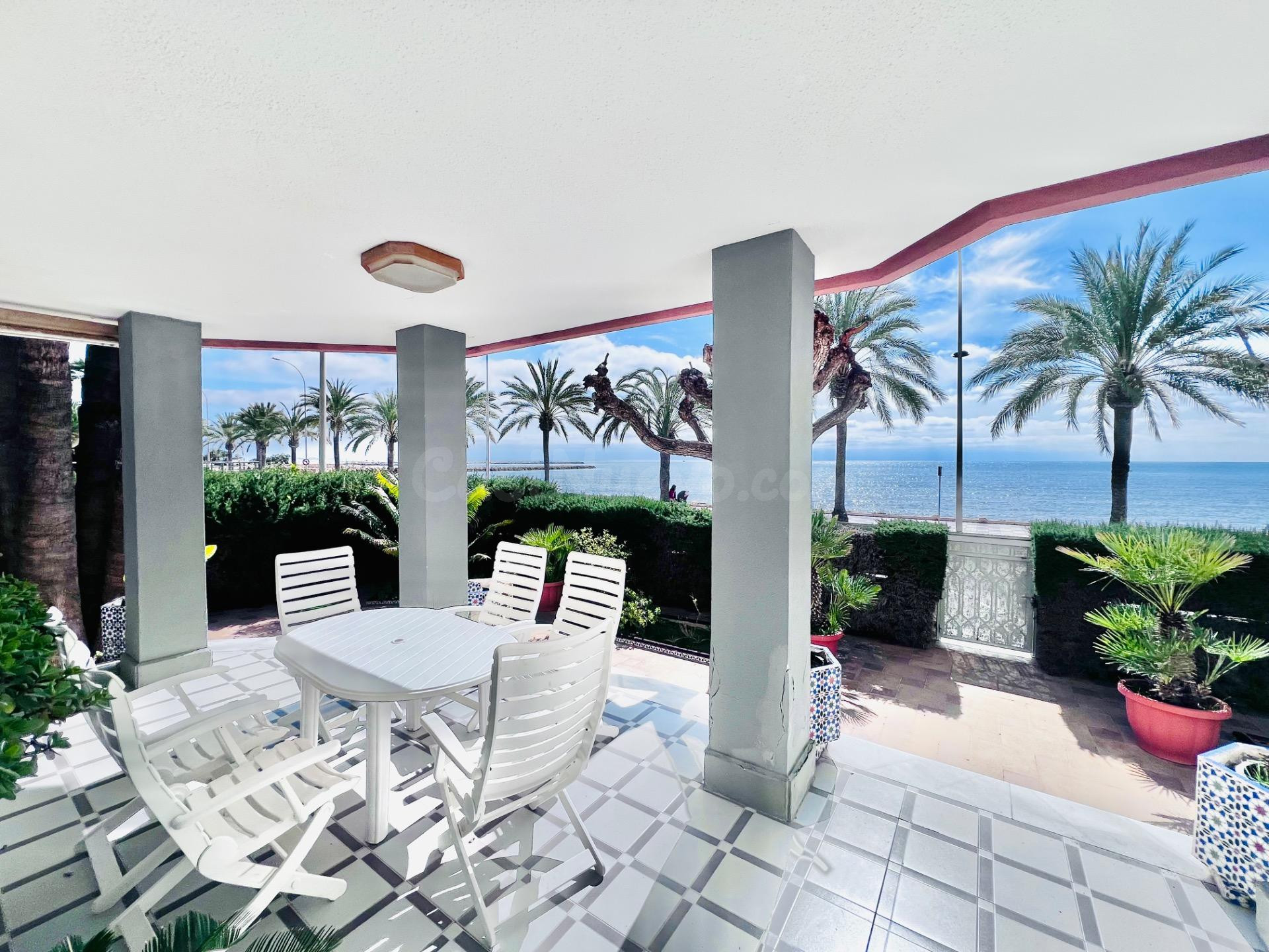 Chalet independiente en primera línea de playa, Santa Pola.