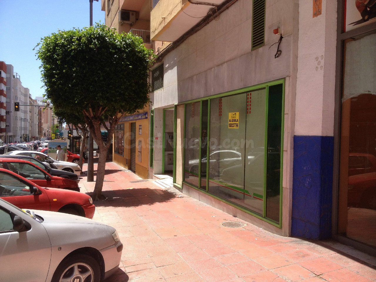 LOCAL DE 240 M2 EN C/GRANADA (CRUZ DE CARAVACA).