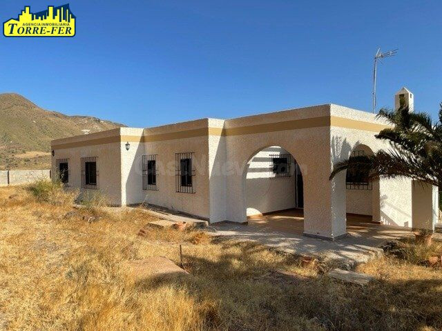 CASA EN EL POZO DE LOS FRAILES SOBRE PARCELA DE 1.000 M2.