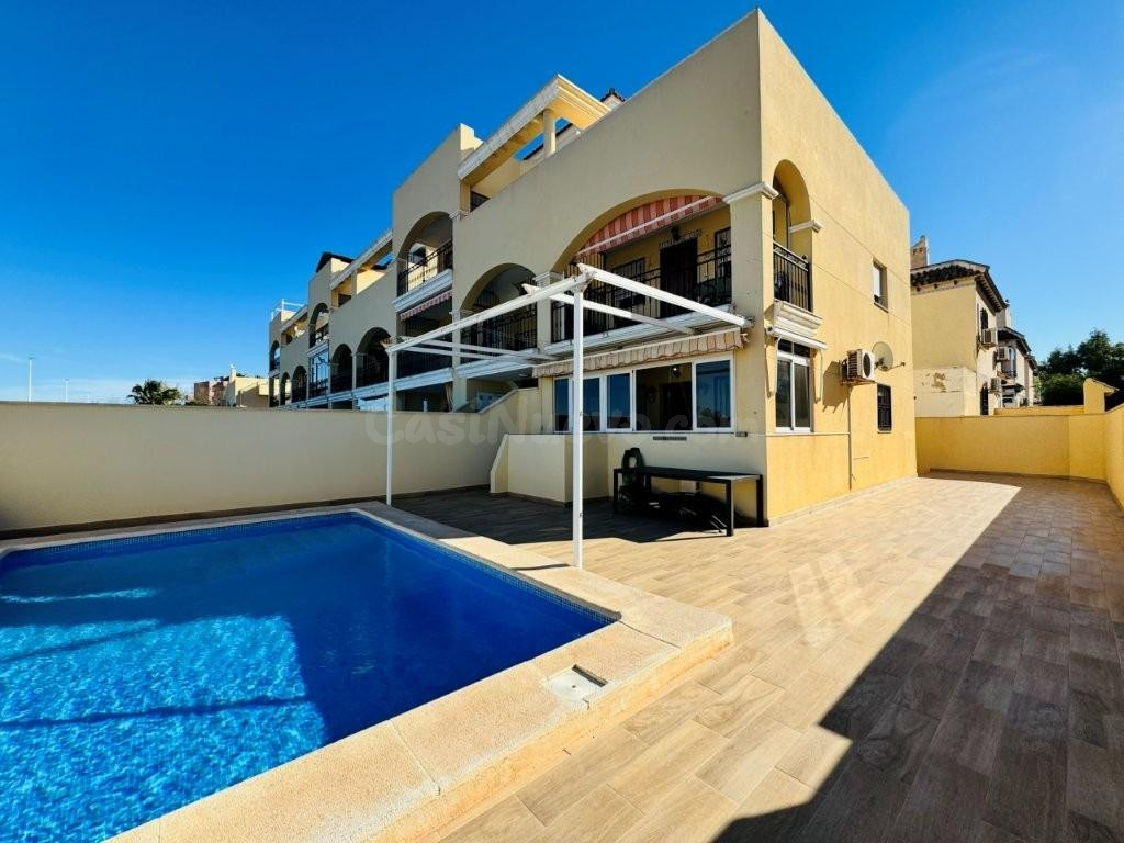 Acogedor Bajo en La Mata con Terraza y Piscina Privada