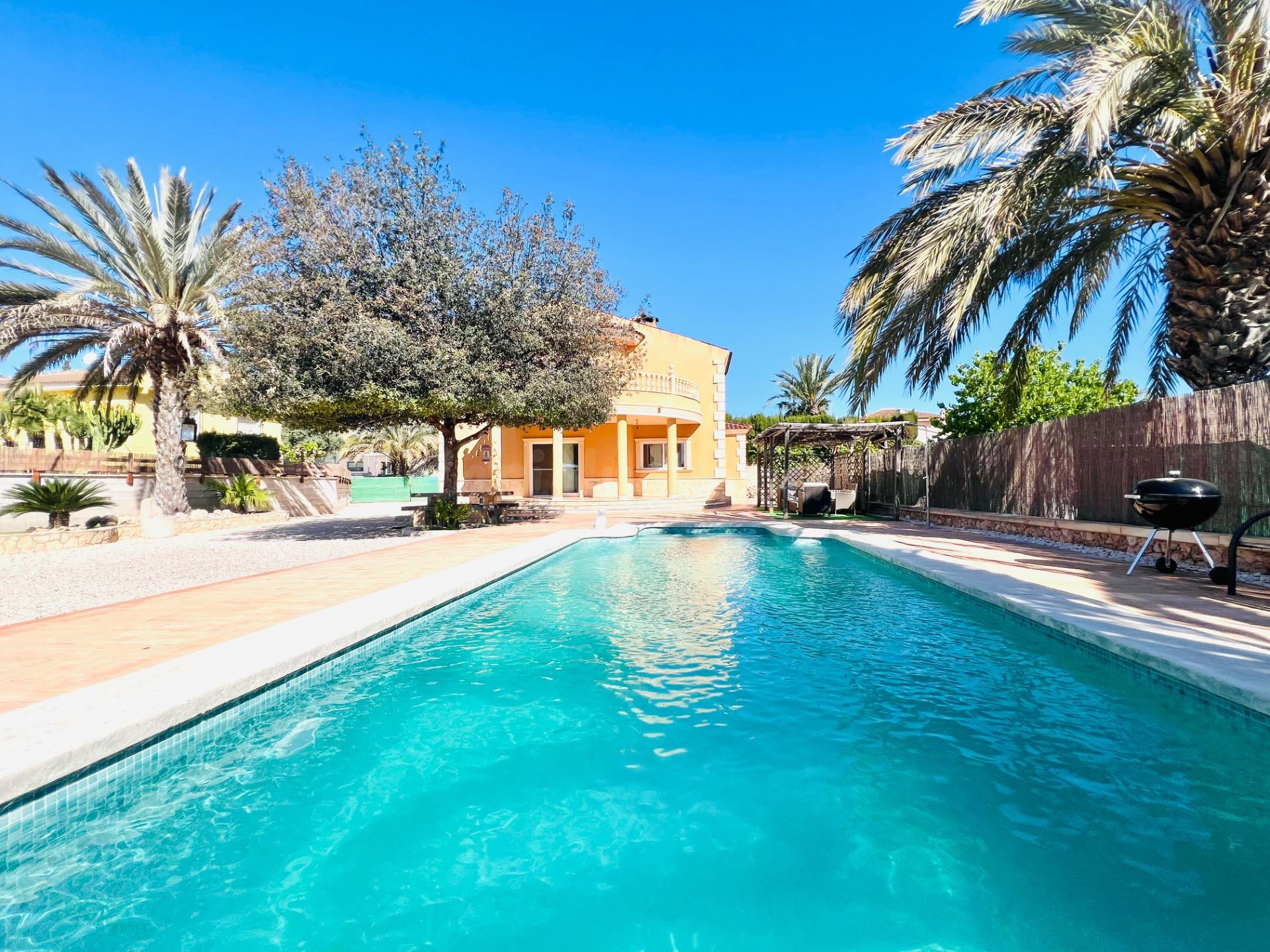 Chalet con piscina en Valverde, Elche.