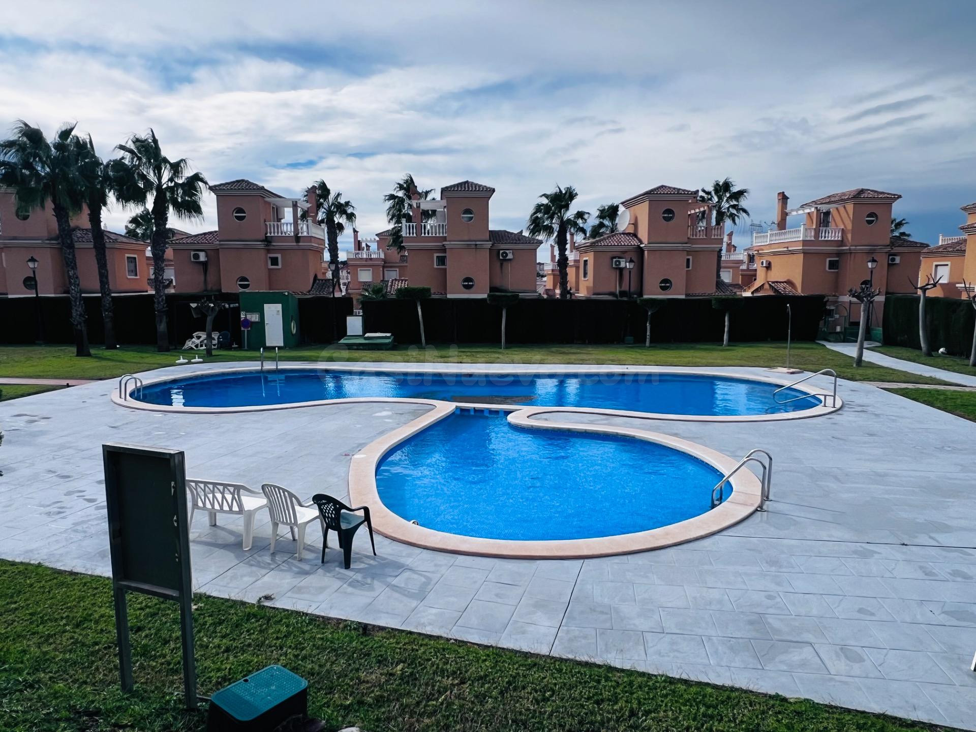 Chalet independiente con piscina en urbanización Lo Crispin, Algorfa.